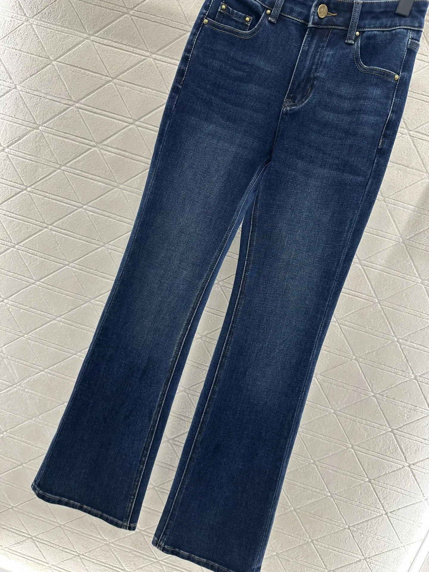 2025 New Product Launch Leather Label Denim Micro Pull Pants Twill Cotton Denim Comfortable Elastic Micro Pull Pants
2025 New Product Launch Leather Label Denim Micro Pull Pants Twill Cotton Denim Comfortable Elastic Micro Pull Pants