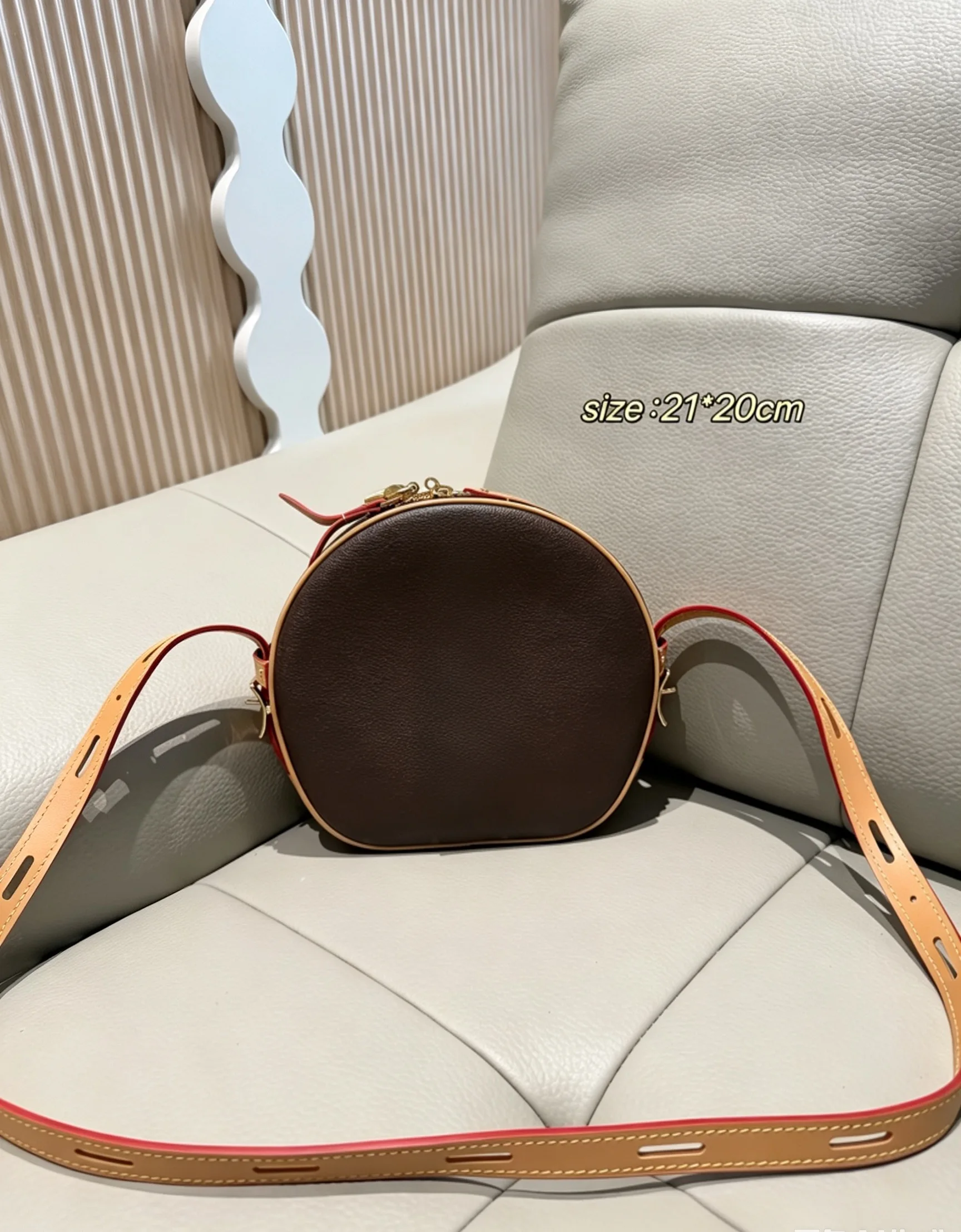 Lightweight PU Leather Cross Sling Shoulder Bag For Women 21-20CM
Lightweight PU Leather Cross Sling Shoulder Bag For Women 21-20CM