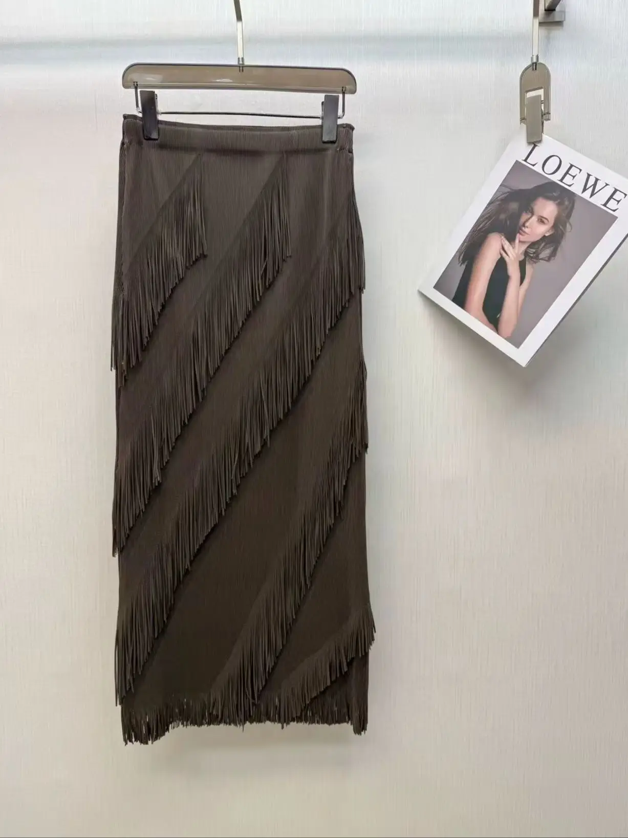 Elegant skirt with diagonal fringe design enhances leg shape with layered effect
Elegant skirt with diagonal fringe design enhances leg shape with layered effect