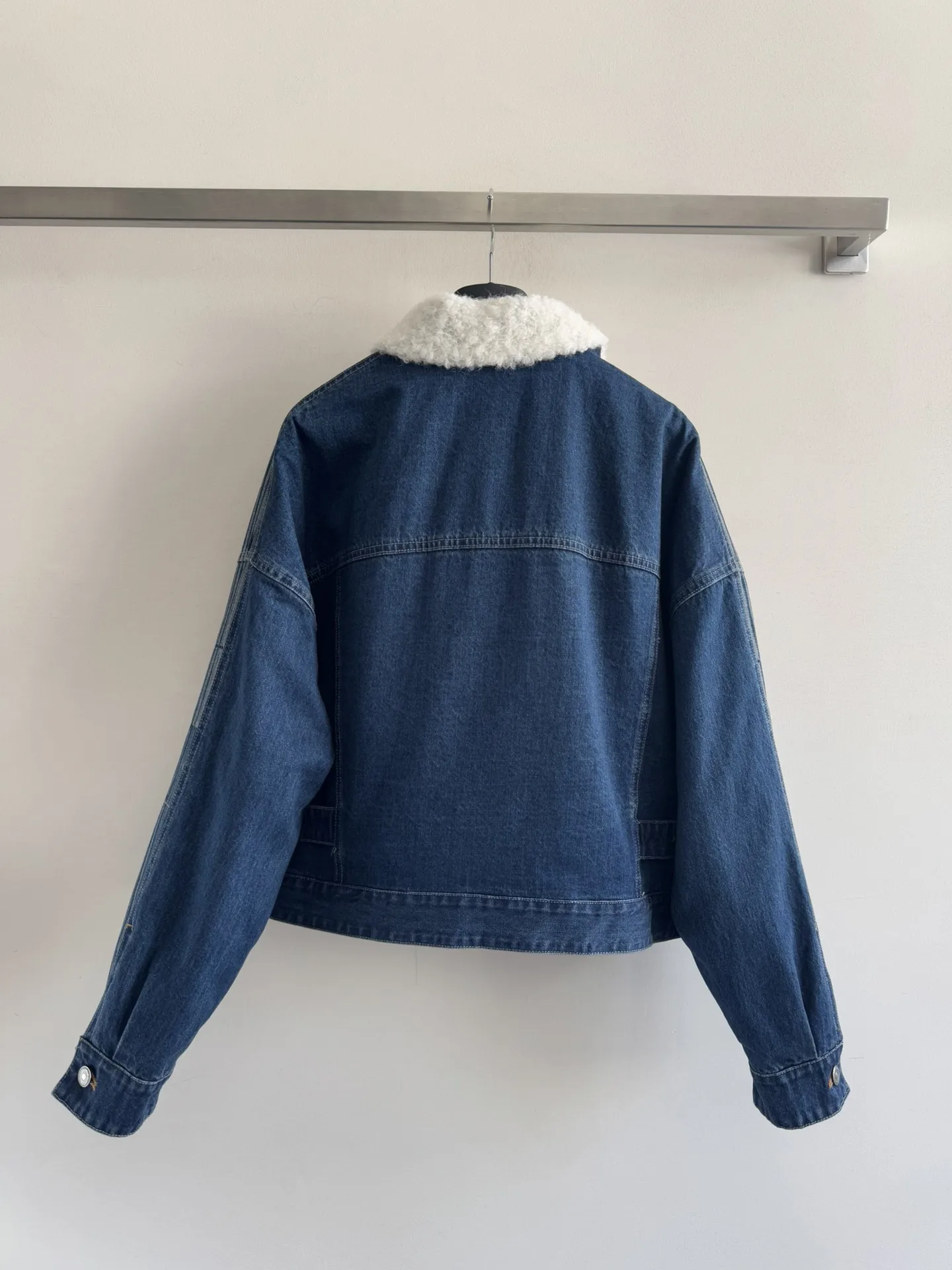 2025 новый стиль из овечьей кожи, джинсовое хлопковое пальто, куртка 5D40
2025 новый стиль из овечьей кожи, джинсовое хлопковое пальто, куртка 5D40