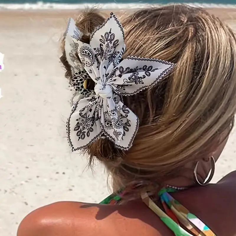 Элегантная двухсторонняя заколка для волос в стиле ретро с цветком кешью и бантом Love, подходит для женщин, хороший выбор для дней рождения и фестивалей.
Элегантная двухсторонняя заколка для волос в стиле ретро с цветком кешью и бантом Love, подходит для женщин, хороший выбор для дней рождения и фестивалей.