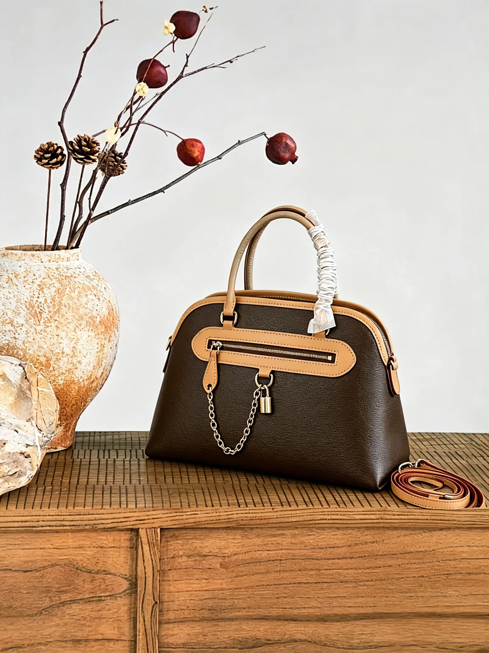 2026 New Arrival Large-Capacity Daily Commuter Crossbody Bag High-End Vintage Women's Handbag 33*20 cm
2026 New Arrival Large-Capacity Daily Commuter Crossbody Bag High-End Vintage Women's Handbag 33*20 cm
