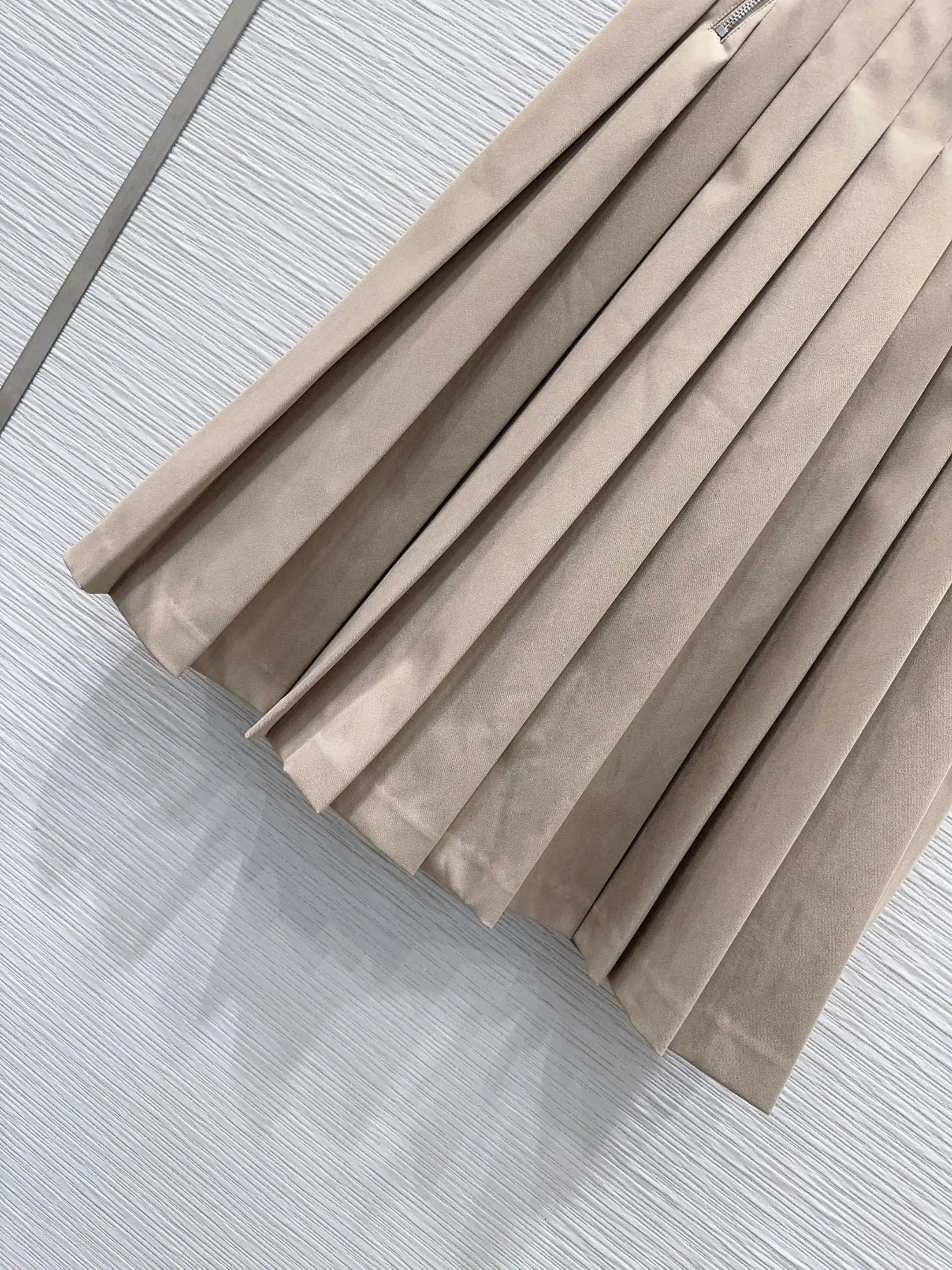 Женская плиссированная юбка-миди цвета хаки, стильный дизайн трапециевидной формы для вневременных образцов моды
Женская плиссированная юбка-миди цвета хаки, стильный дизайн трапециевидной формы для вневременных образцов моды