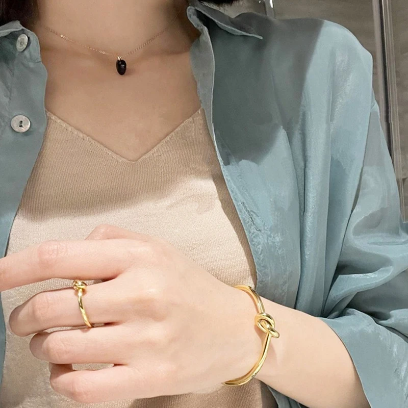New in High Quality Trendy Round Circular Open Knot Cuff Tie Bangle Bracelets For Women Elegant GoldColor Jewelry
New in High Quality Trendy Round Circular Open Knot Cuff Tie Bangle Bracelets For Women Elegant GoldColor Jewelry