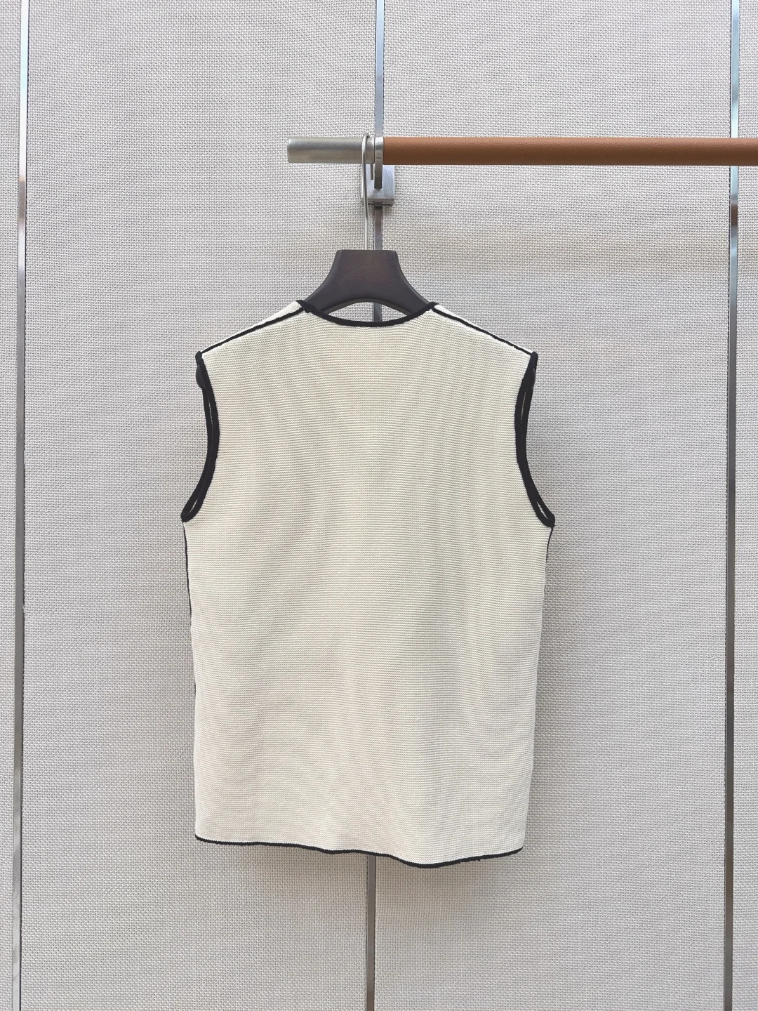 2026 Summer Women's Contrast Trim V-Neck Knit Vest Loose Fit Layering Sleeveless Top ZX185117
2026 Summer Women's Contrast Trim V-Neck Knit Vest Loose Fit Layering Sleeveless Top ZX185117