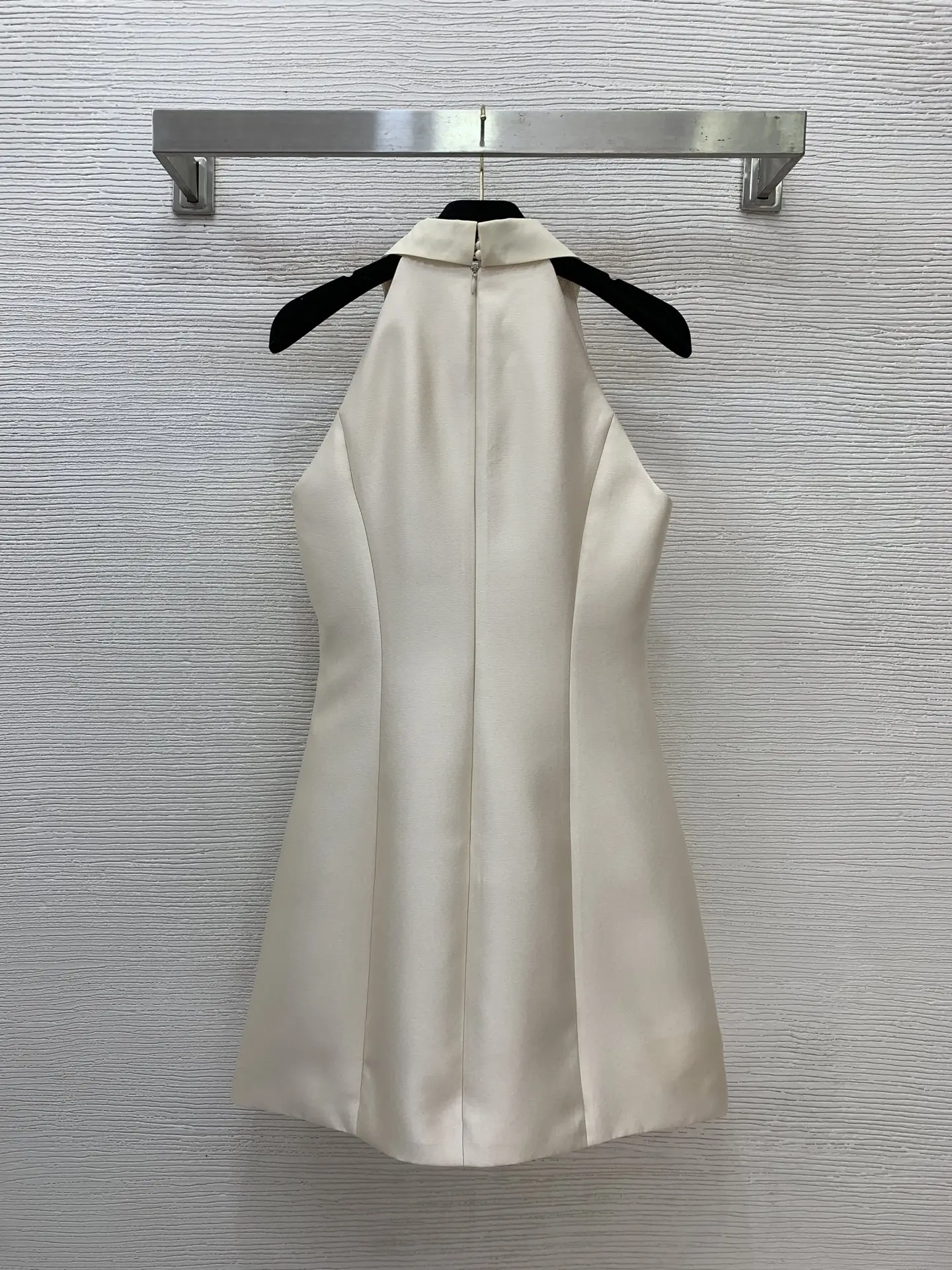 2026 Spring/Summer New Arrival Women's Sleeveless Halter Dress With Embroidered Lace — An Elegant High-End Design
2026 Spring/Summer New Arrival Women's Sleeveless Halter Dress With Embroidered Lace — An Elegant High-End Design