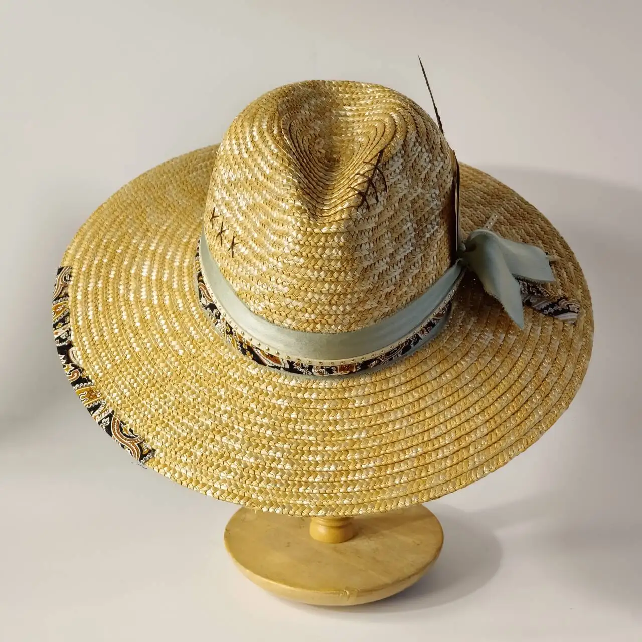 Summer handmade straw-woven wide-brimmed hat adorned with feathers andcardappliquésvintageWesternstyleoutdoor sunshade beachhat
Summer handmade straw-woven wide-brimmed hat adorned with feathers andcardappliquésvintageWesternstyleoutdoor sunshade beachhat