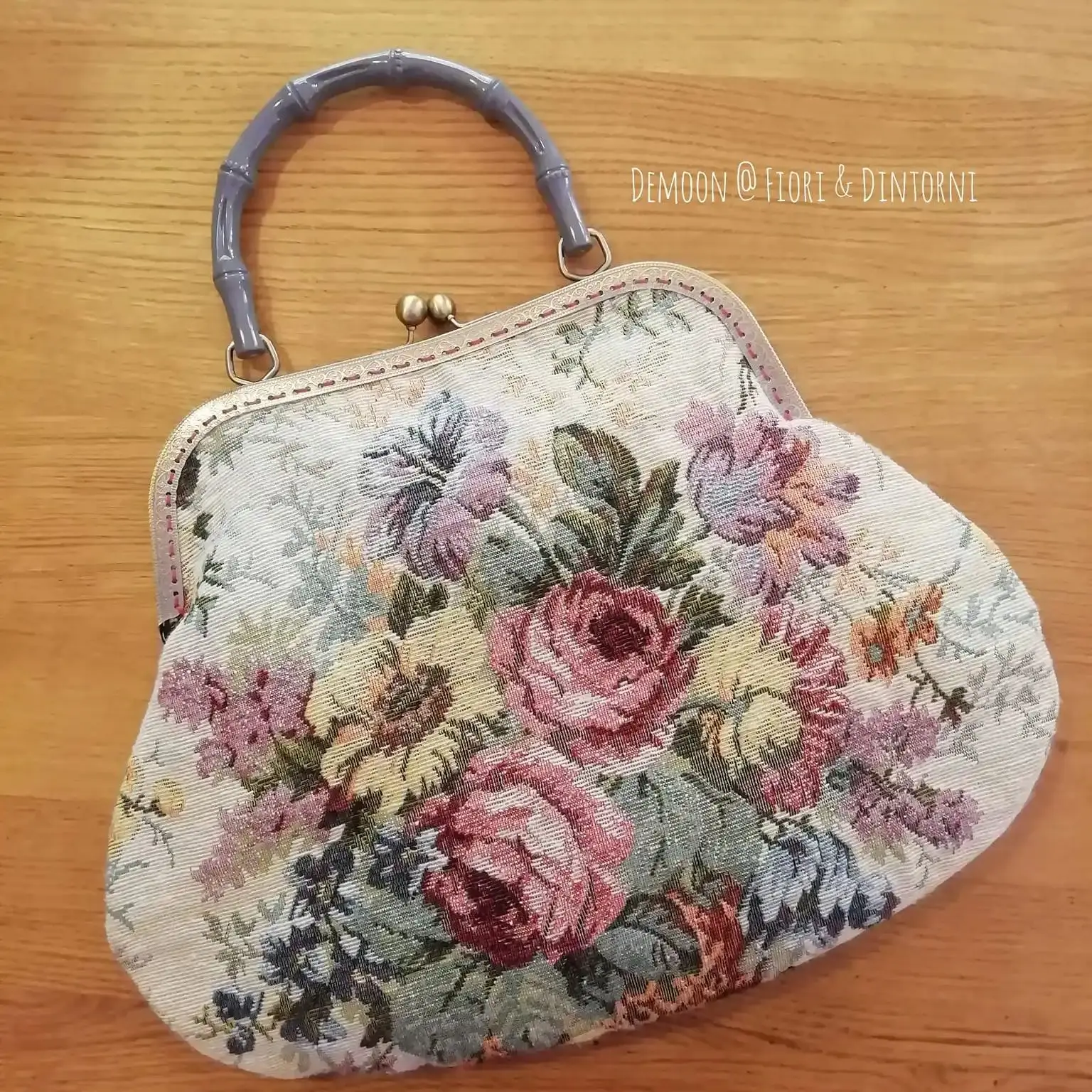 Lost In Vintage LIPS в тканевом клатче с цветочной застежкой и бамбуковой ручкой, большая сумка для внешних размеров, около 38 x 28 см
Lost In Vintage LIPS в тканевом клатче с цветочной застежкой и бамбуковой ручкой, большая сумка для внешних размеров, около 38 x 28 см