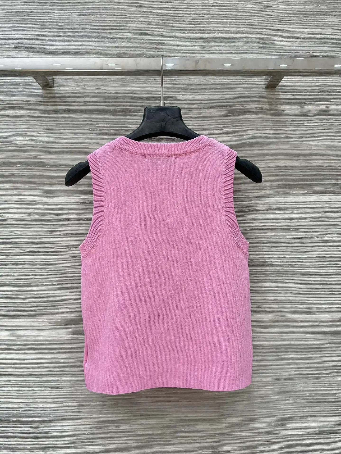 2025 Women's Summer New Knitted Tank Top with Sleeveless Threaded Fabric Waist and Three Dimensional Printed Letter Top
2025 Women's Summer New Knitted Tank Top with Sleeveless Threaded Fabric Waist and Three Dimensional Printed Letter Top