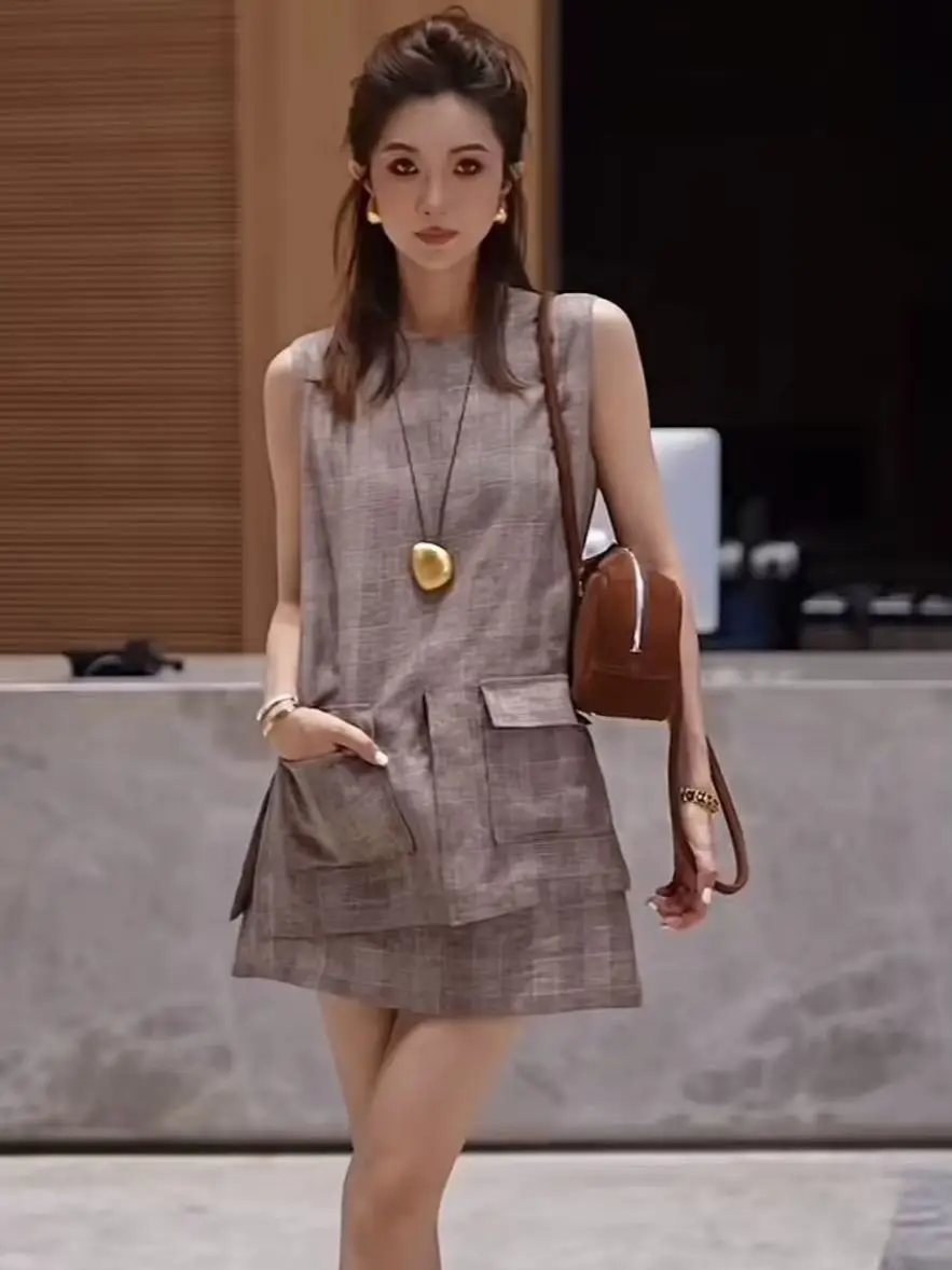 Minimalist style pure linen grid pattern sleeveless top and short skirt suit
Minimalist style pure linen grid pattern sleeveless top and short skirt suit