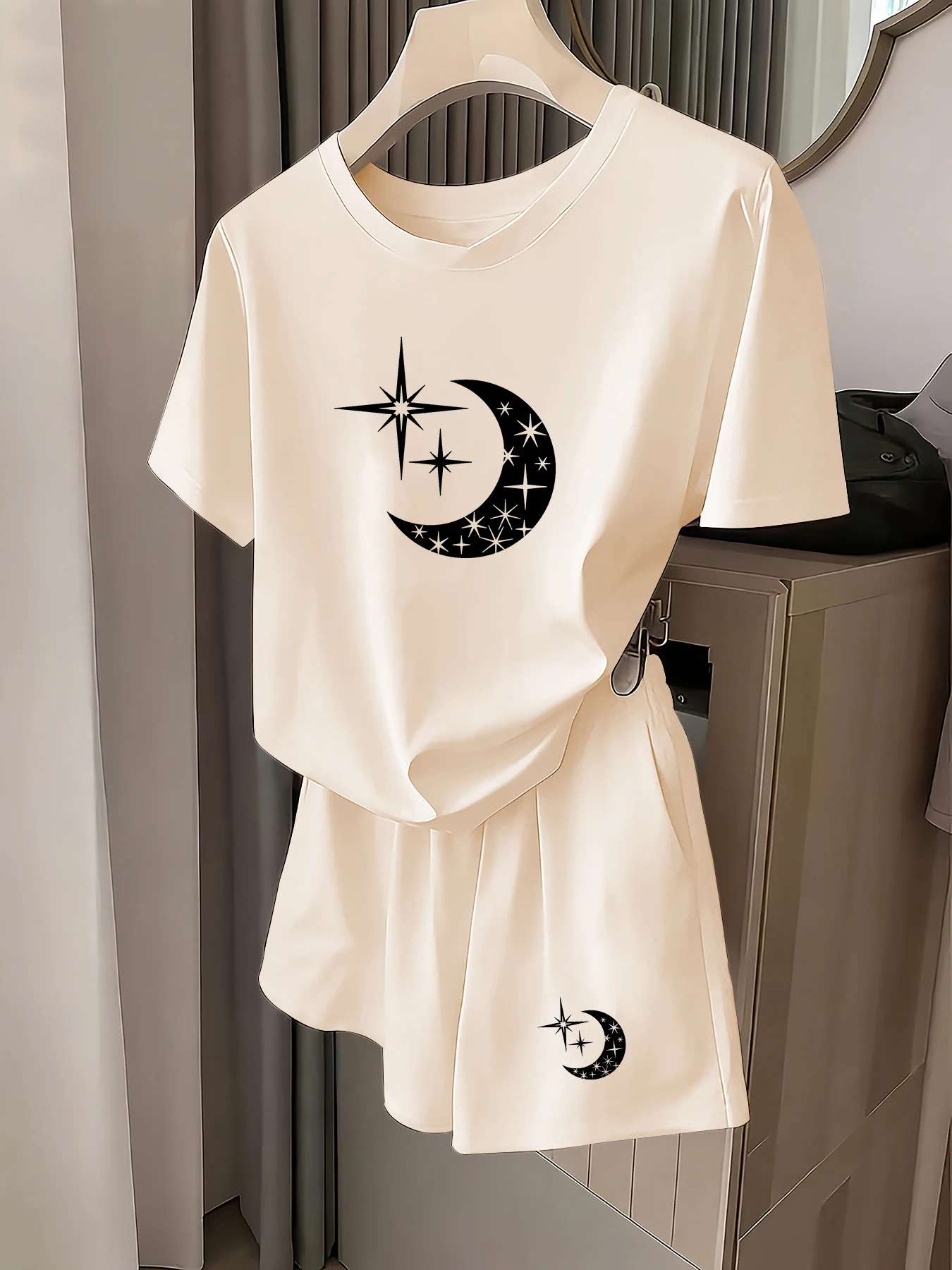 Spring and Summer Star and Moon Totem Print Set, Trendy and Cool Short-Sleeved T-Shirt and Shorts, Casual Sports Two-Piece Set
Spring and Summer Star and Moon Totem Print Set, Trendy and Cool Short-Sleeved T-Shirt and Shorts, Casual Sports Two-Piece Set