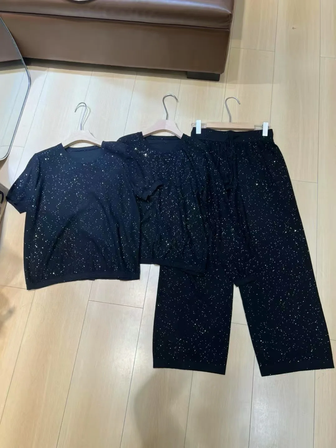 Autumn solid color women's knitted 100% wool finely sequinned three-piece set
Autumn solid color women's knitted 100% wool finely sequinned three-piece set
