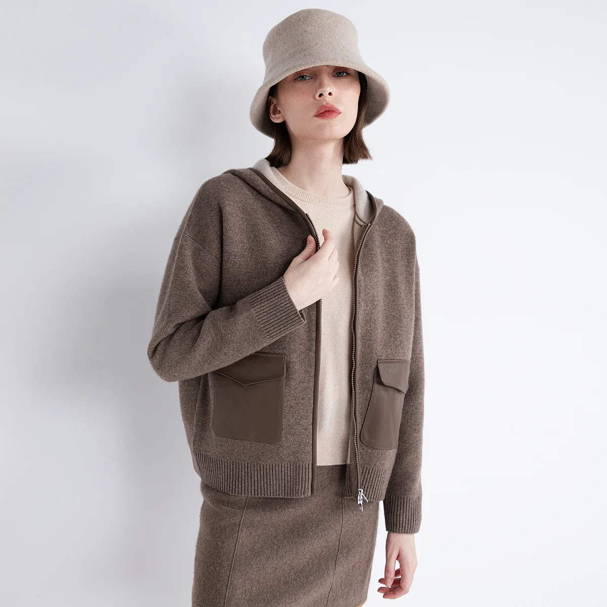 TX852093 Роскошная минималистичная женская кашемировая шерстяная толстовка с капюшоном на молнии и карманом из овчины, теплый вязаный кардиган, свитер
TX852093 Роскошная минималистичная женская кашемировая шерстяная толстовка с капюшоном на молнии и карманом из овчины, теплый вязаный кардиган, свитер