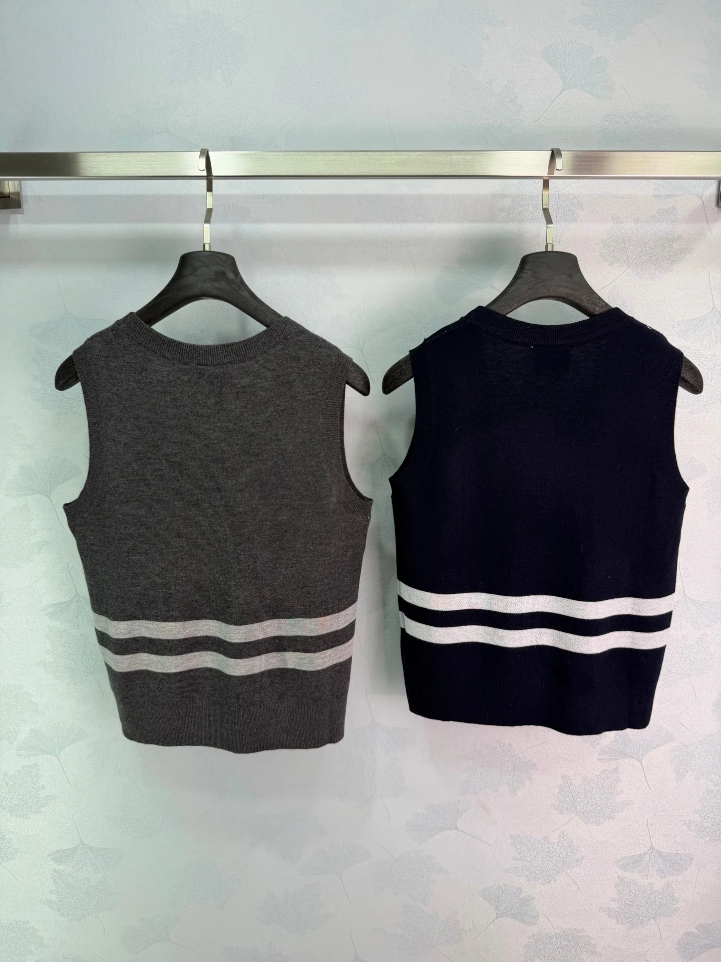 2026 Summer Women's Double Stripe Crew Neck Sleeveless Knit Vest Layerable Slim Fit Preppy Style Tank Top ZX185114
2026 Summer Women's Double Stripe Crew Neck Sleeveless Knit Vest Layerable Slim Fit Preppy Style Tank Top ZX185114