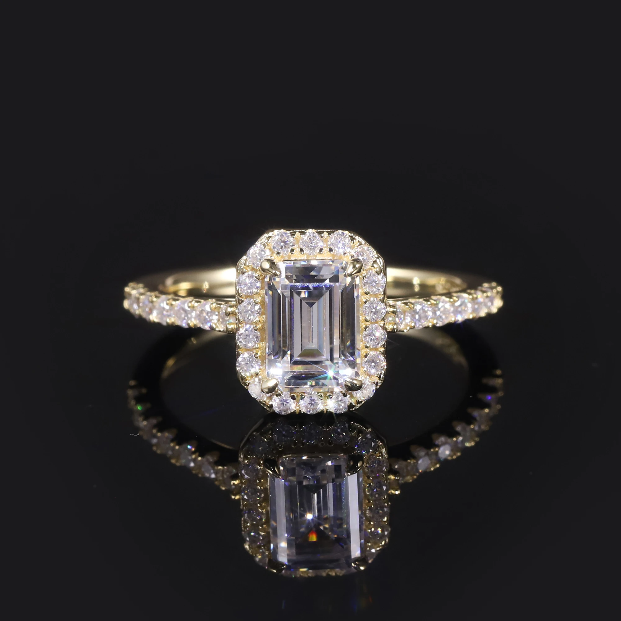 GEM'S BALLET 1.0CTW Обручальное кольцо с муассанитом изумрудной огранки 5x7 мм с боковыми камнями из 18-каратного золота, стерлинговое серебро 925 пробы
GEM'S BALLET 1.0CTW Обручальное кольцо с муассанитом изумрудной огранки 5x7 мм с боковыми камнями из 18-каратного золота, стерлинговое серебро 925 пробы