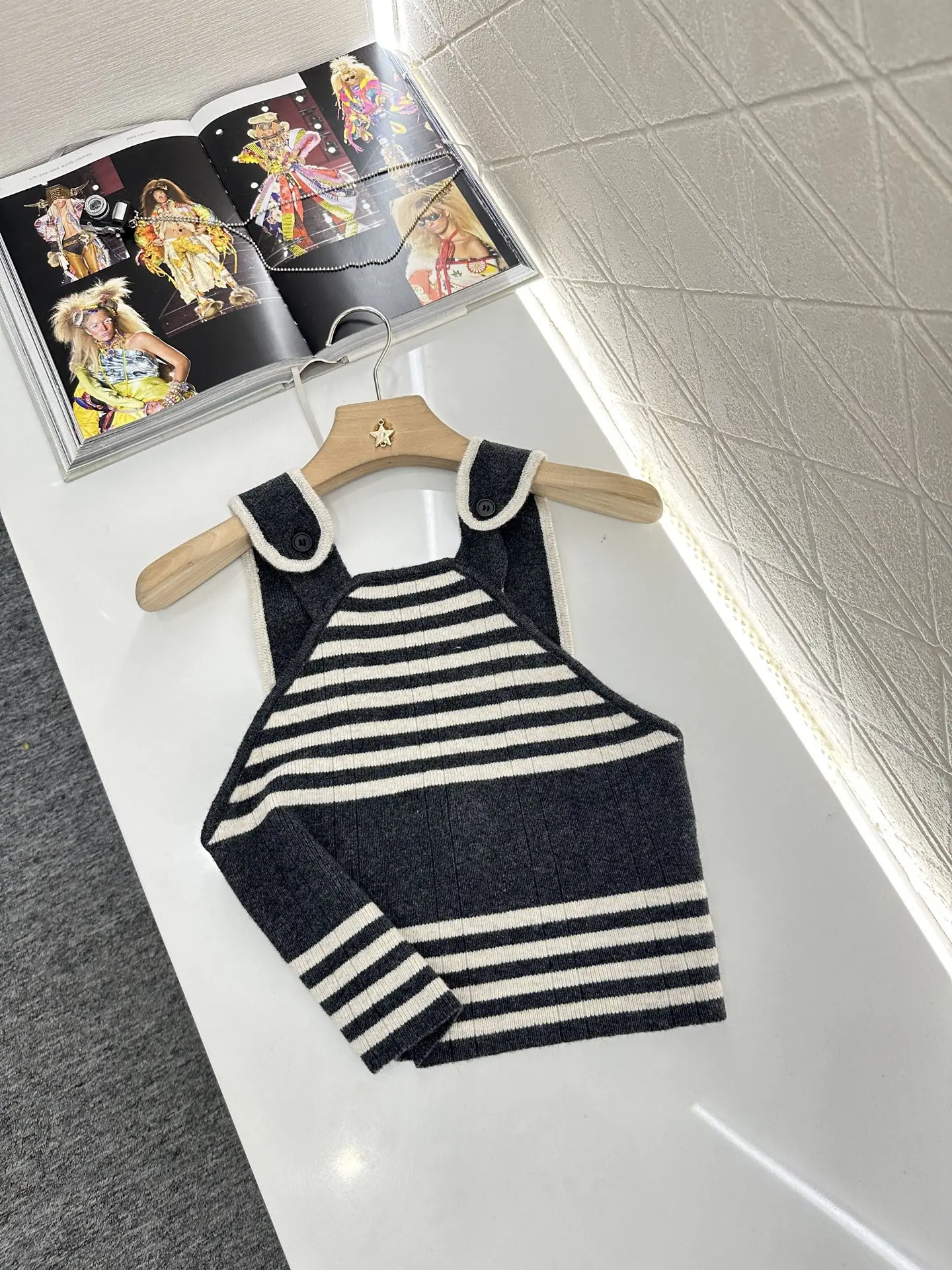 2025 Spring and Summer new striped knitted vest is full of elasticity and is the first choice for fashionable wear in all season
2025 Spring and Summer new striped knitted vest is full of elasticity and is the first choice for fashionable wear in all season