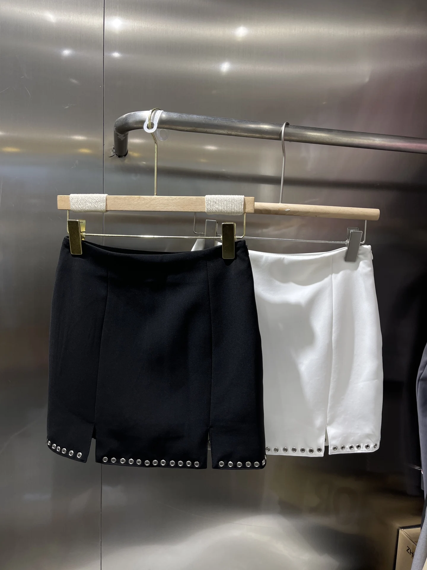 2026 Summer Women's Studded Decor High Waist Slit Mini Skirt Slim Fit Edgy Style A-Line Skirt ZX125
2026 Summer Women's Studded Decor High Waist Slit Mini Skirt Slim Fit Edgy Style A-Line Skirt ZX125