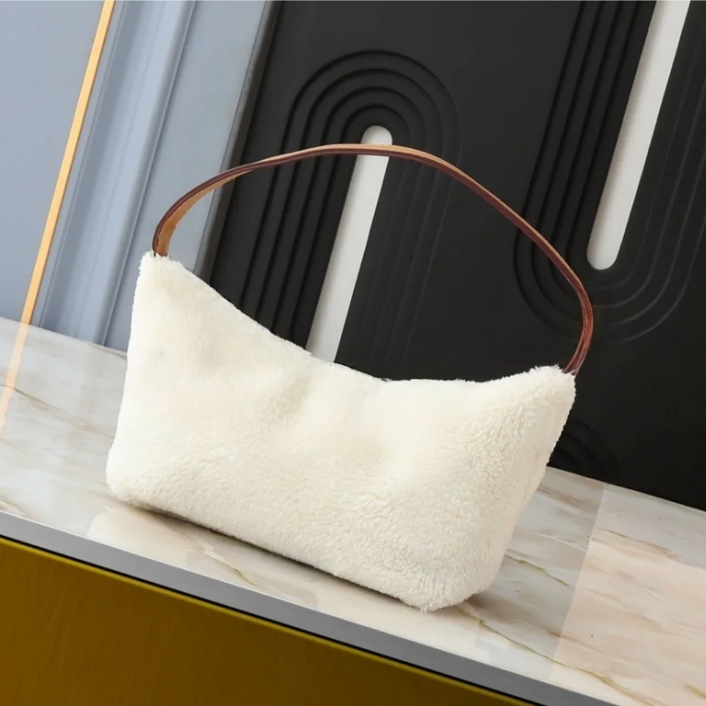 2026 New Style Plush Handbag/Crossbody Bag, White/Black, Sheepskin, 18.5 x 11.0 x 6.5 cm
2026 New Style Plush Handbag/Crossbody Bag, White/Black, Sheepskin, 18.5 x 11.0 x 6.5 cm