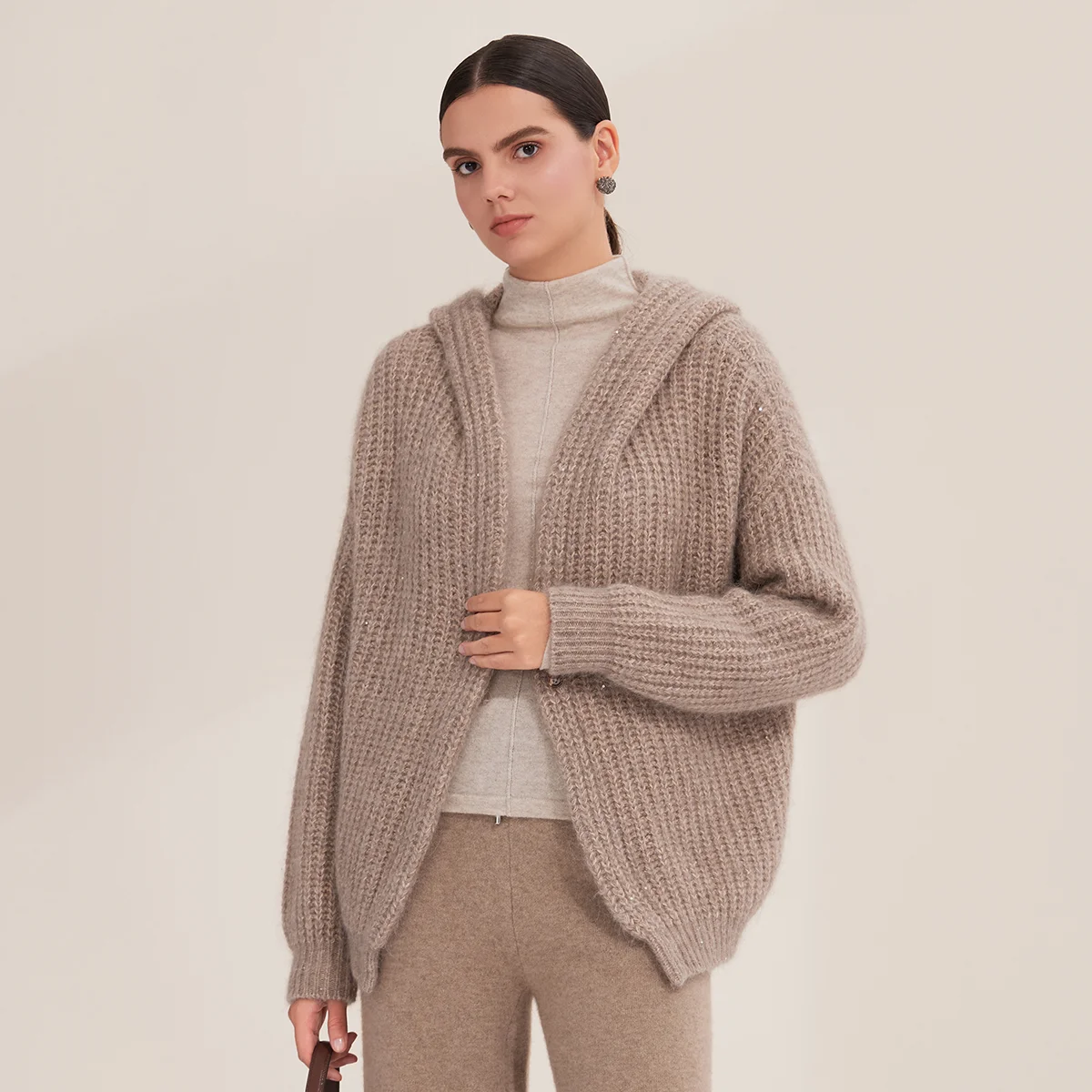 BY3521311 Высококачественный женский кардиган из мохера и кашемира из смеси альпаки, роскошный толстый трикотаж на массивной трикотаж 3 калибра 
BY3521311 Высококачественный женский кардиган из мохера и кашемира из смеси альпаки, роскошный толстый трикотаж на массивной трикотаж 3 калибра