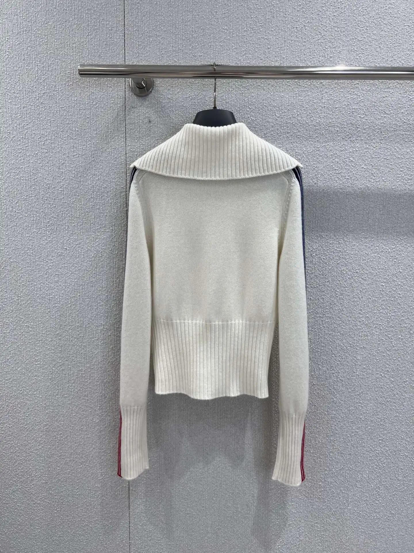 Осень/зима 2026, женский полосатый свитер с полумолнией и инкрустацией HL175
Осень/зима 2026, женский полосатый свитер с полумолнией и инкрустацией HL175