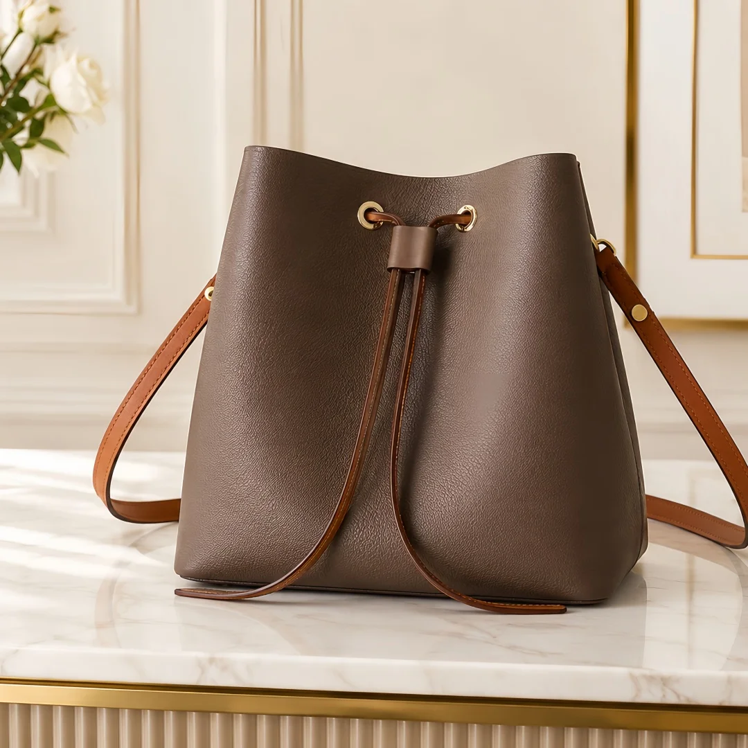 42-2026 New Classic Luxury Bucket Bag – Details Below: 26.0 x 26.0 x 17.5 cm
42-2026 New Classic Luxury Bucket Bag – Details Below: 26.0 x 26.0 x 17.5 cm