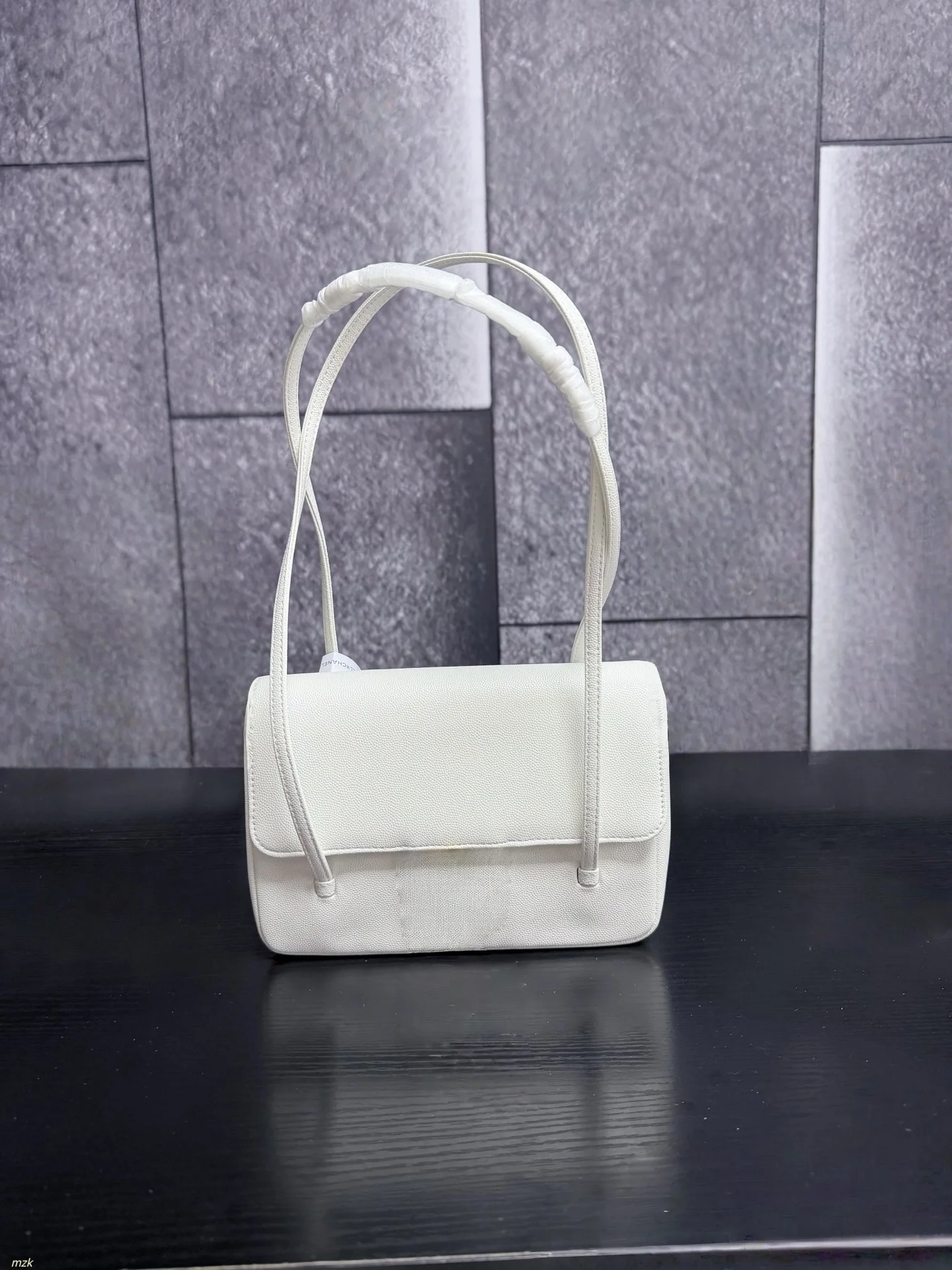 Women's Chic Flap Shoulder Bag Compact Casual Purse Fresh Summer All-Match Size:22*15cm
Women's Chic Flap Shoulder Bag Compact Casual Purse Fresh Summer All-Match Size:22*15cm