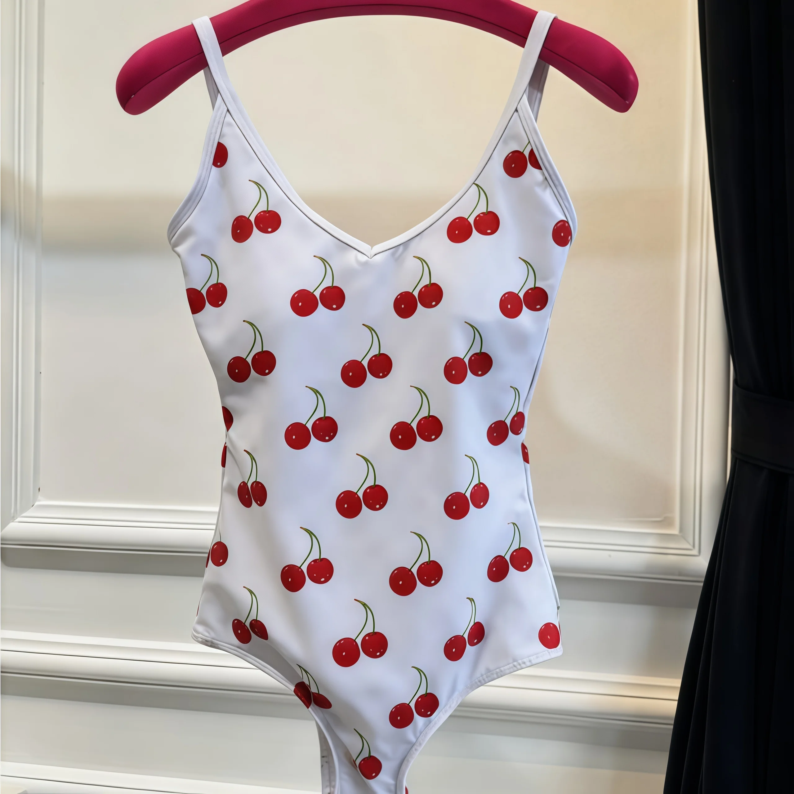 Новейший цельный купальник Cherry 2025 года с вишневым принтом и V-образным вырезом спереди 
Новейший цельный купальник Cherry 2025 года с вишневым принтом и V-образным вырезом спереди