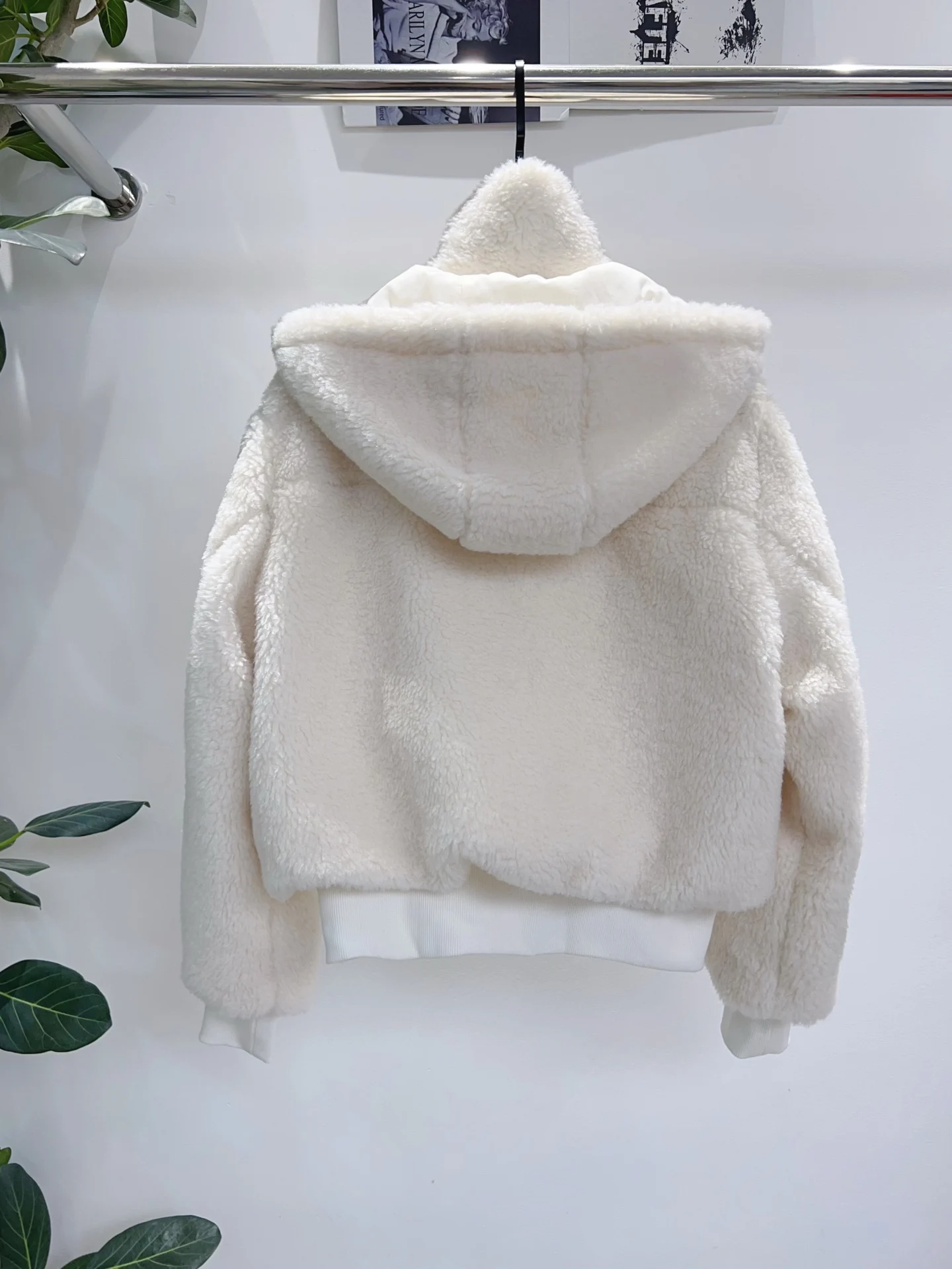 25SS autumn and winter women's lamb wool short detachable hooded jacket LH237
25SS autumn and winter women's lamb wool short detachable hooded jacket LH237