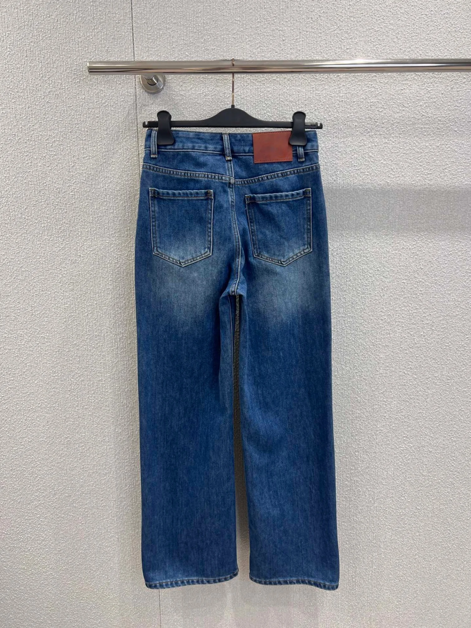 2025 Autumn And Winter New Pocket Shadow Letter Wool Straight Jeans Women'S Jeans Medium Washed Denim Wide-Leg Pants
2025 Autumn And Winter New Pocket Shadow Letter Wool Straight Jeans Women'S Jeans Medium Washed Denim Wide-Leg Pants