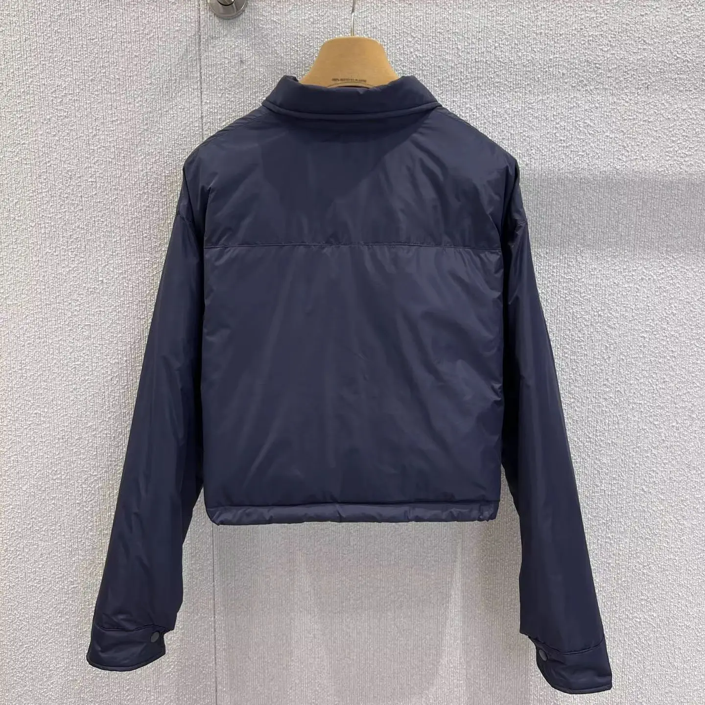 2025 Spring and Autumn New Pure Color Exquisite Fashion Simple and Versatile Coat HL04
2025 Spring and Autumn New Pure Color Exquisite Fashion Simple and Versatile Coat HL04