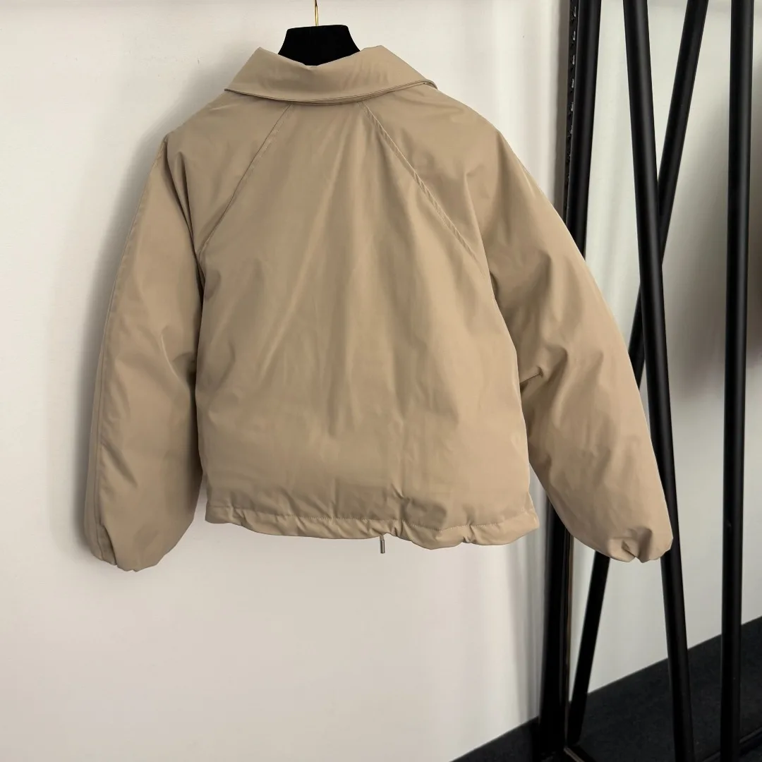 Женская бежевая куртка-пуховик с воротником-стойкой и коротким стилем на талии, повседневное теплое зимнее пальто
Женская бежевая куртка-пуховик с воротником-стойкой и коротким стилем на талии, повседневное теплое зимнее пальто