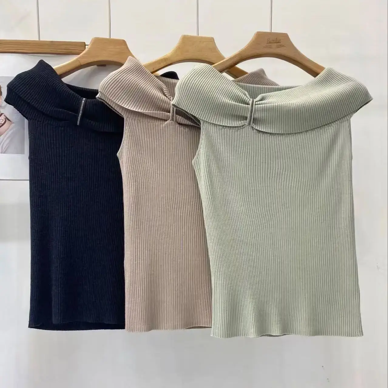 Knitted wool-silk top with a Carmen neckline and short cap sleeves
Knitted wool-silk top with a Carmen neckline and short cap sleeves