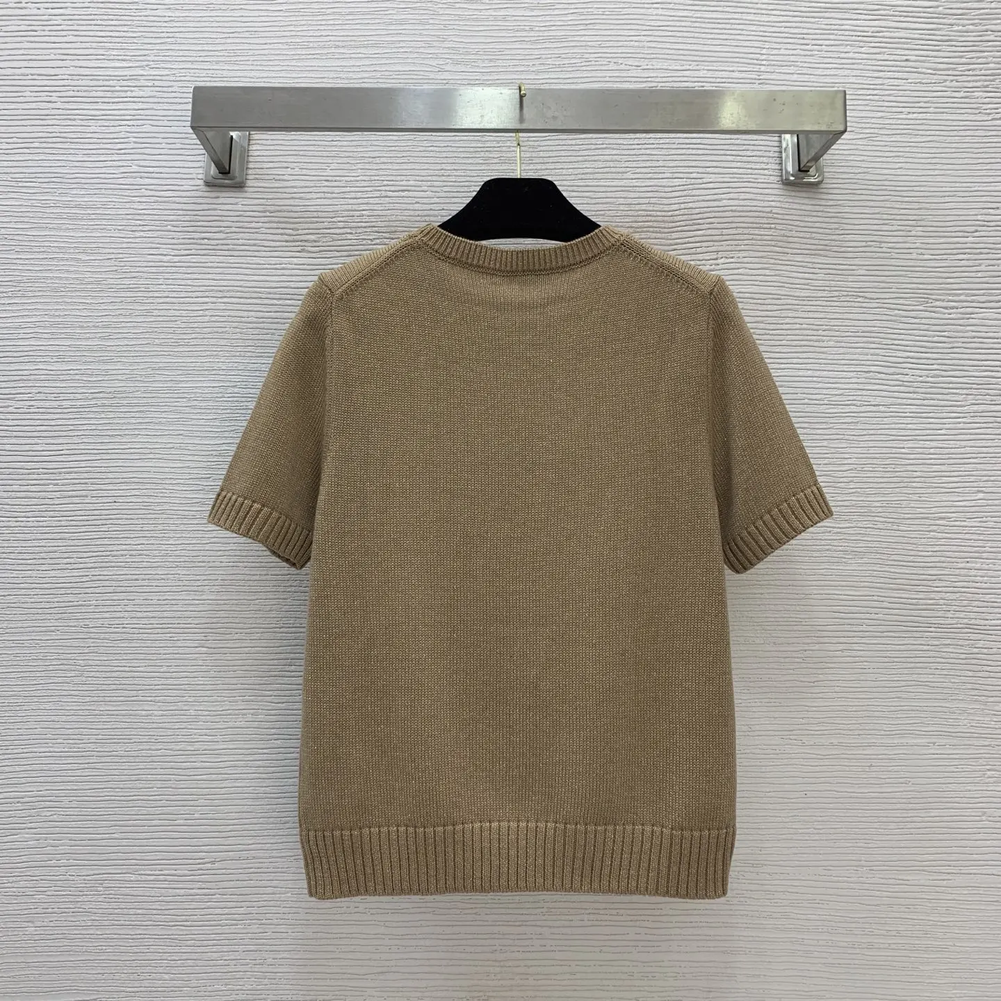 Новый эластичный вязаный жаккардовый пуловер с логотипом на груди и модный вязаный топ-рубашка с круглым вырезом и короткими рукавами
Новый эластичный вязаный жаккардовый пуловер с логотипом на груди и модный вязаный топ-рубашка с круглым вырезом и короткими рукавами