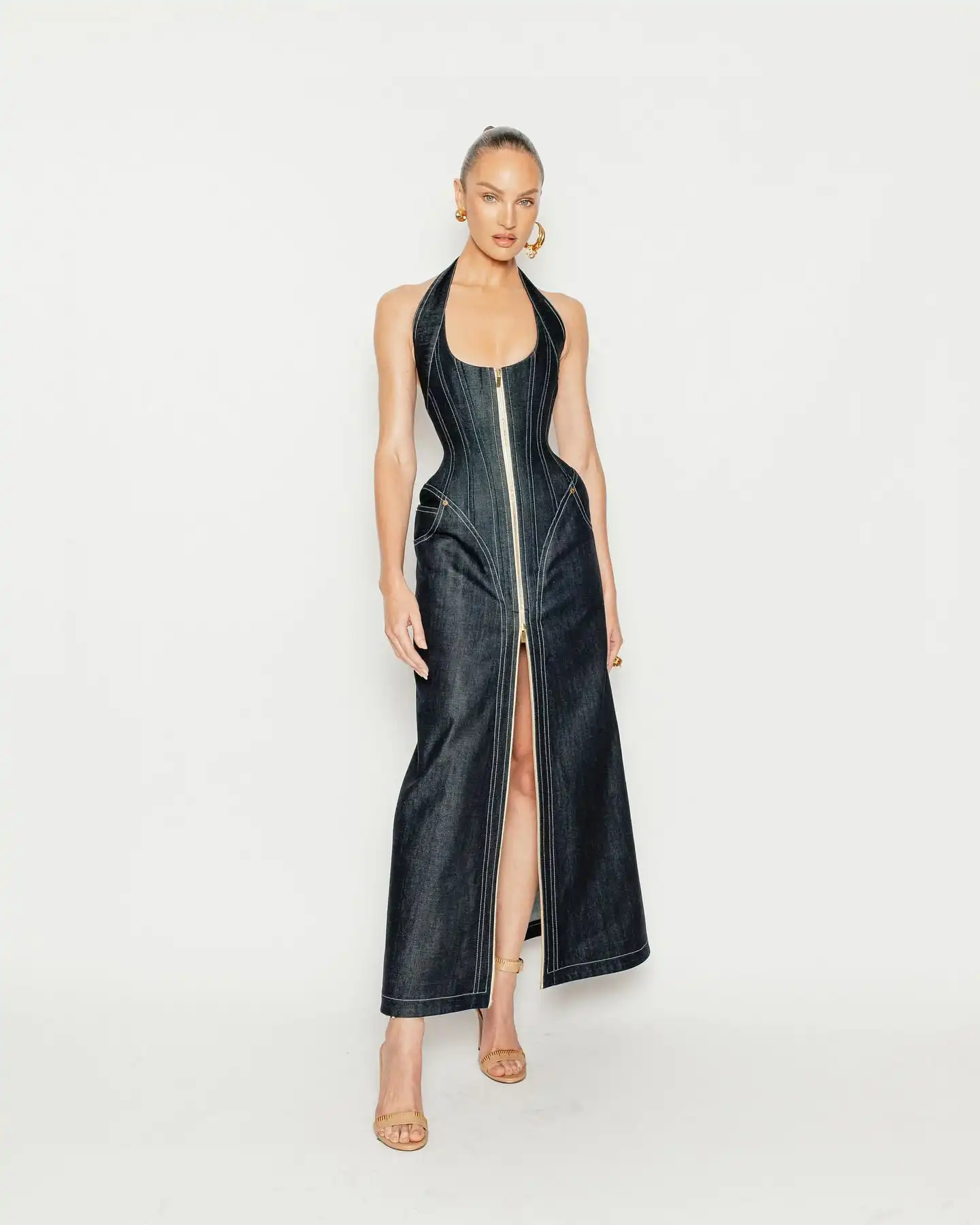 Women summer new black hanging neck deep V-neck denim waist cinched dress elegant backless party dress
Women summer new black hanging neck deep V-neck denim waist cinched dress elegant backless party dress