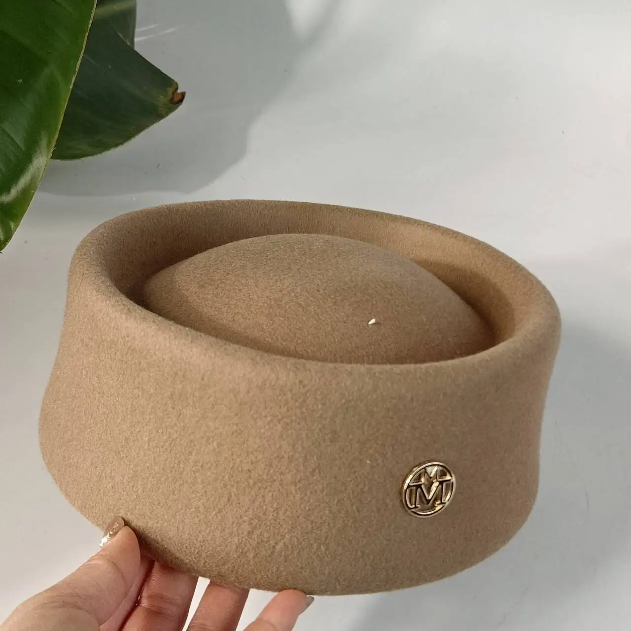 Retro wool round hatstiff-top textured felt hat women's fashionable wool felt beret wedding white and black chapeau femme luxe
Retro wool round hatstiff-top textured felt hat women's fashionable wool felt beret wedding white and black chapeau femme luxe