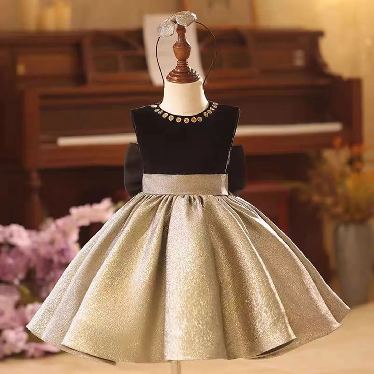 Dreamy Vow Luxury Shiny Gold O-Neck A-Line Flower Girl Dresses With Bow Sleeveless Wedding Pageant Party Princess Prom Gown J858
Dreamy Vow Luxury Shiny Gold O-Neck A-Line Flower Girl Dresses With Bow Sleeveless Wedding Pageant Party Princess Prom Gown J858