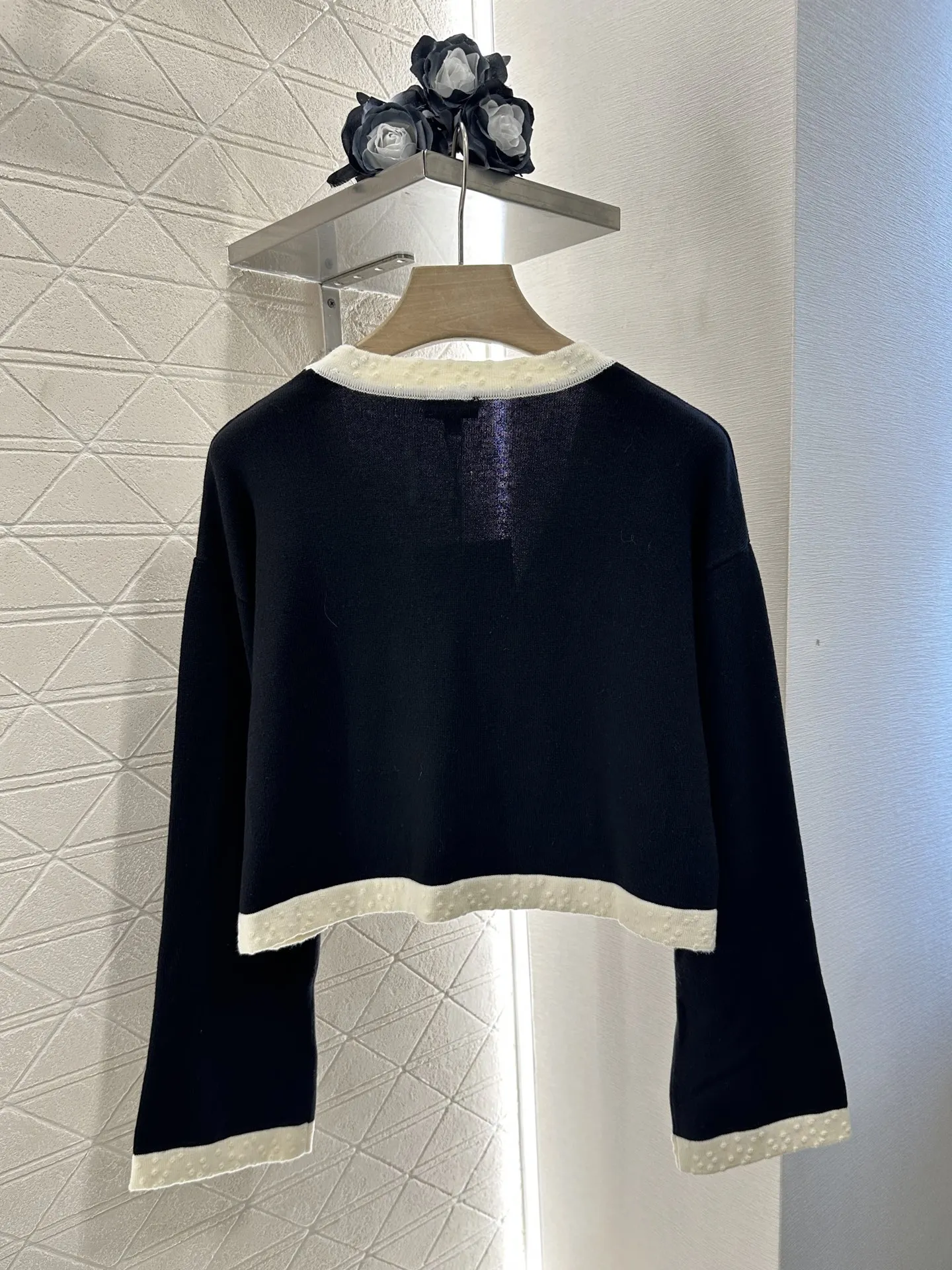 A Short Knitted Cardigan With A V-neck And Black And White Contrasting Colors For Women
A Short Knitted Cardigan With A V-neck And Black And White Contrasting Colors For Women