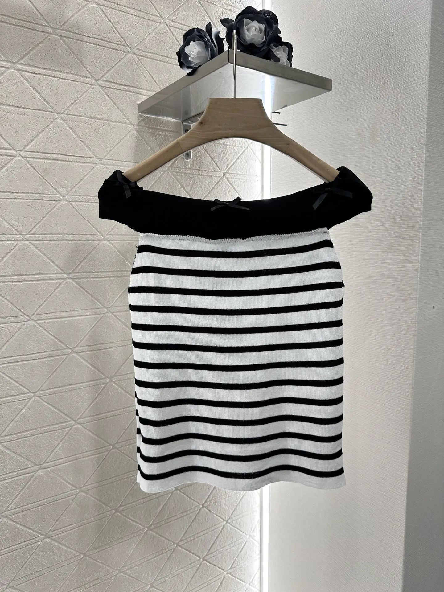 2025 Summer Women's One Shoulder Knitted Top with Yarn Weaving Elastic Comfortable Breathable Black and White Stripe Contras 141
2025 Summer Women's One Shoulder Knitted Top with Yarn Weaving Elastic Comfortable Breathable Black and White Stripe Contras 141