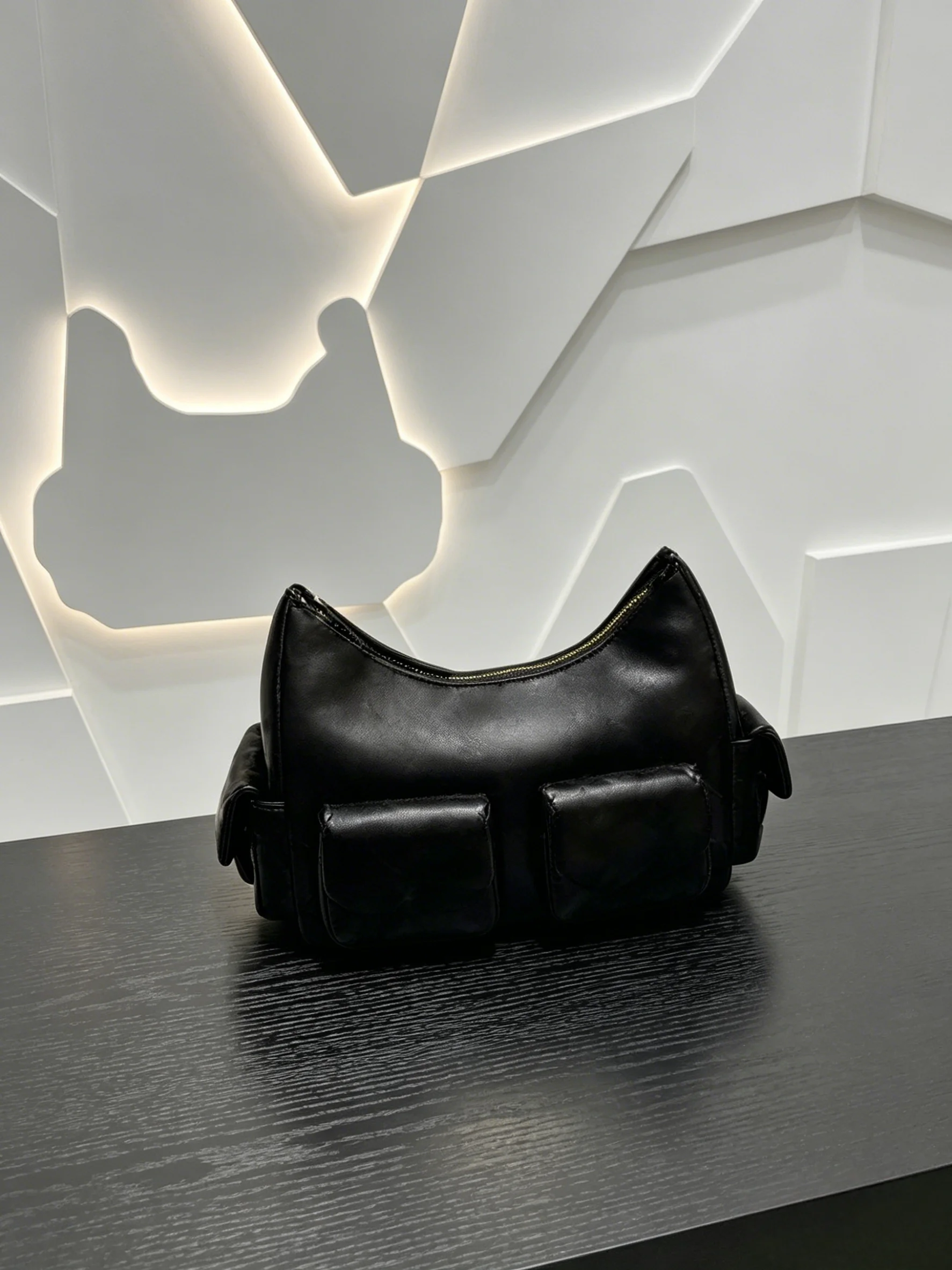 2026 Women Handbag Elegant Multi-pocket Hobo Bag Lightweight Daily Shoulder Bag Multi-color Optional No Box Size:28*16cm
2026 Women Handbag Elegant Multi-pocket Hobo Bag Lightweight Daily Shoulder Bag Multi-color Optional No Box Size:28*16cm