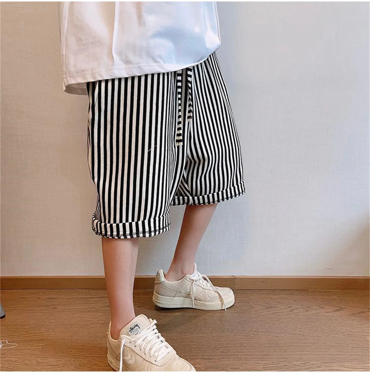 2026 Summer Trendy Label Fashion High Street Loose Casual Oversized Vertical Stripes Versatile Slimming Cropped Pants for Men
2026 Summer Trendy Label Fashion High Street Loose Casual Oversized Vertical Stripes Versatile Slimming Cropped Pants for Men