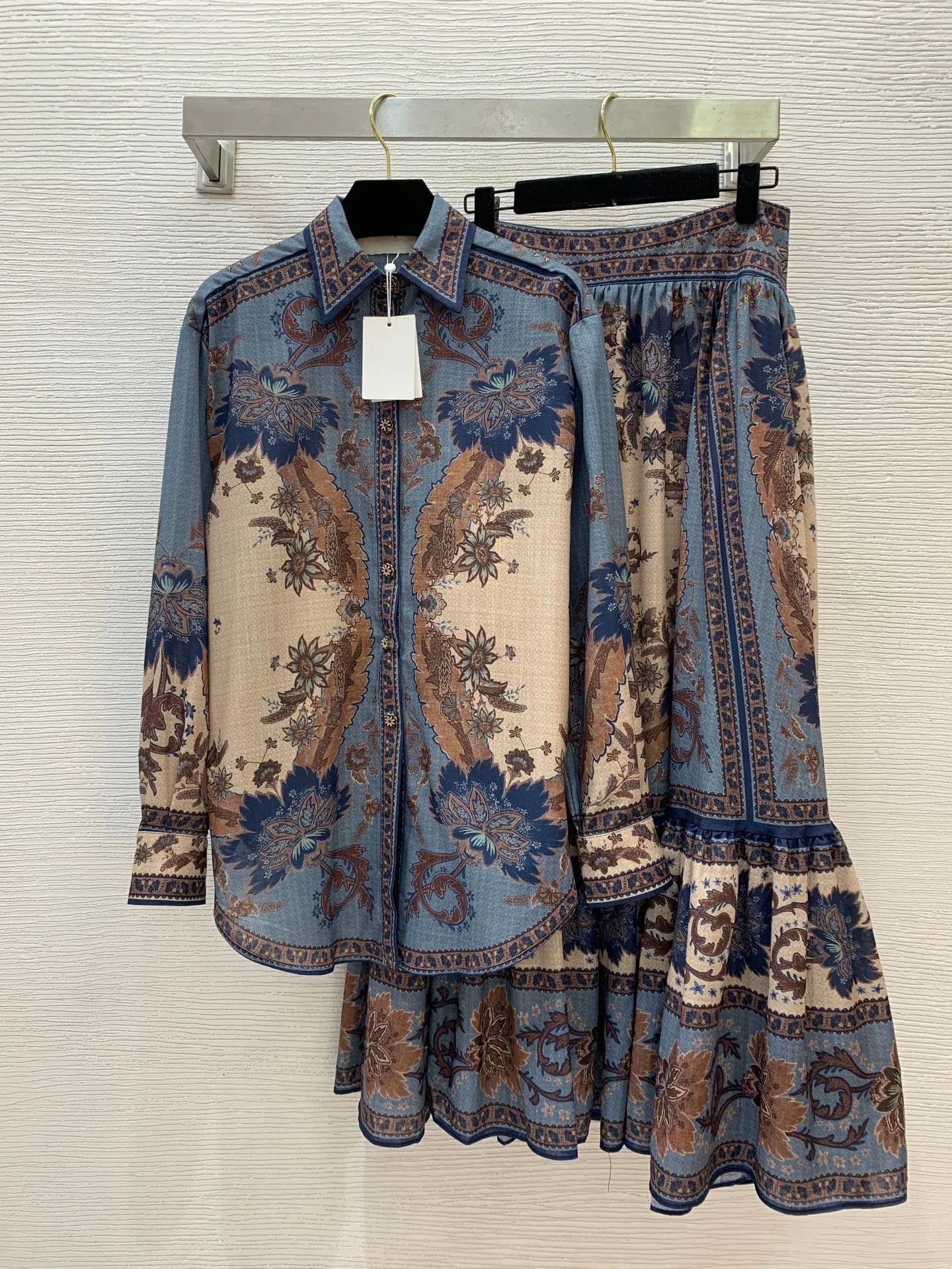 2026 Women Vintage Print Two-Piece Set Loose Collar Blouse + Ruffle High Waist Maxi Skirt with Pockets Size:SMLXL
2026 Women Vintage Print Two-Piece Set Loose Collar Blouse + Ruffle High Waist Maxi Skirt with Pockets Size:SMLXL