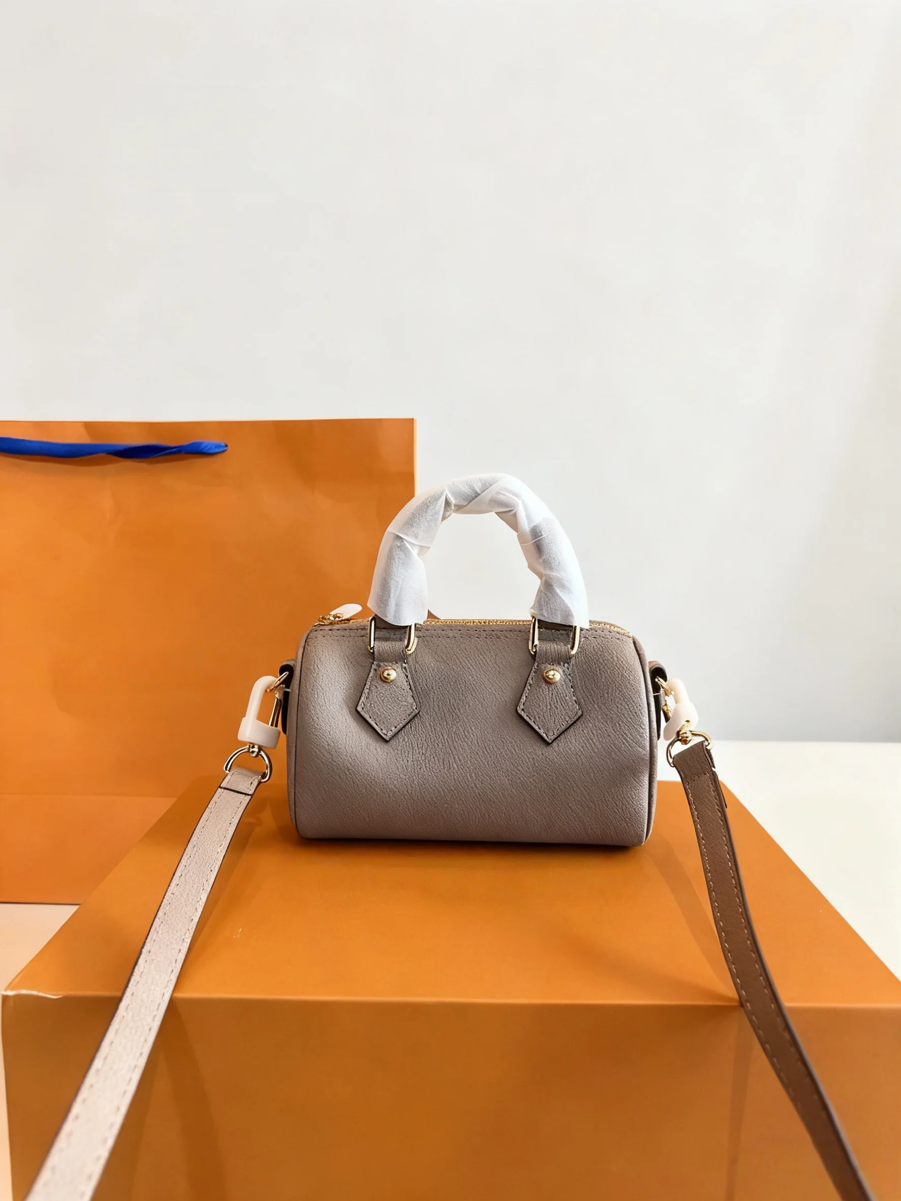 2025 New SIZE: 20X12X14 or 16X8X9 CM Fashionable Versatile bags leather cherry Portable can be carried on the shoulder no boxes
2025 New SIZE: 20X12X14 or 16X8X9 CM Fashionable Versatile bags leather cherry Portable can be carried on the shoulder no boxes