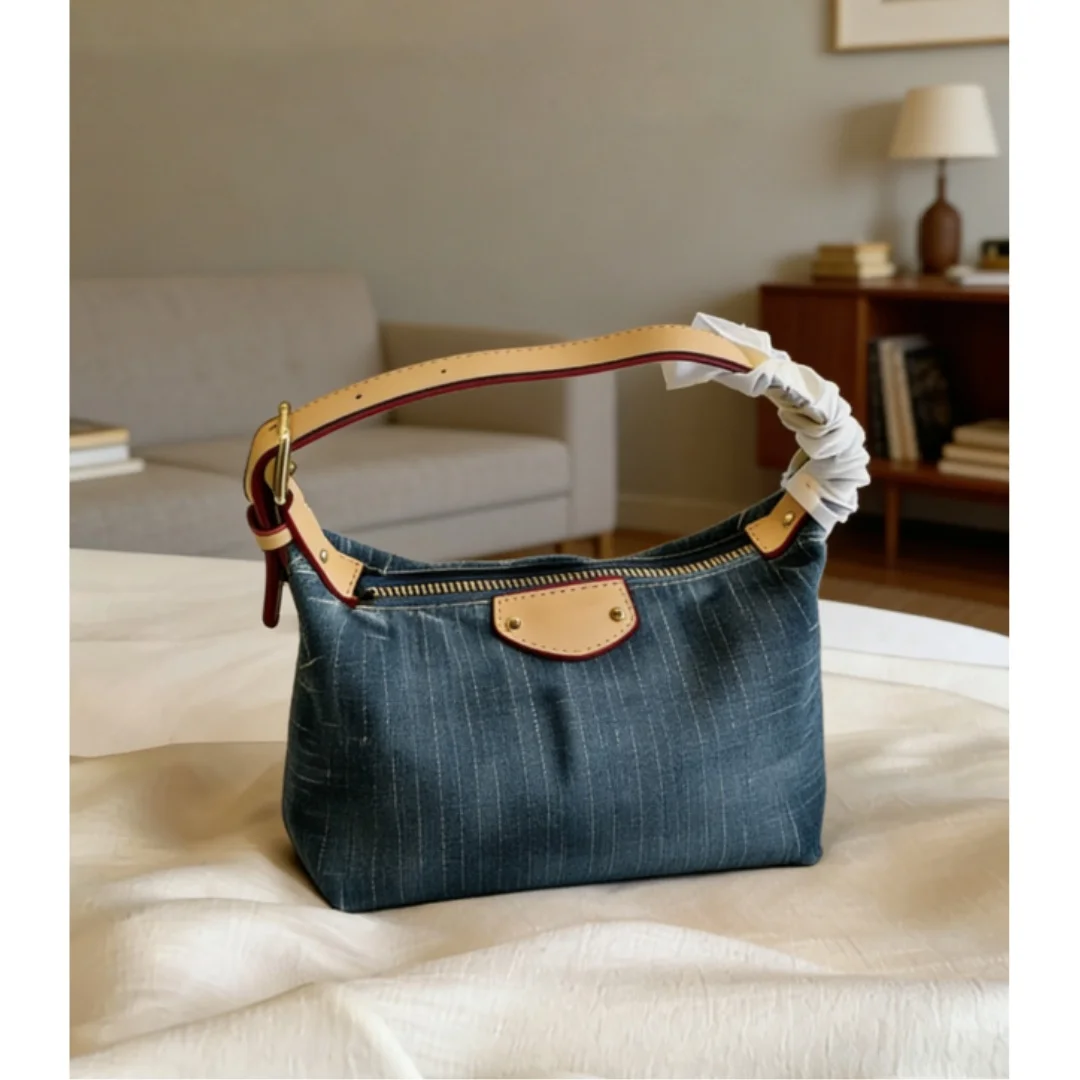 New Style Size 19×12CM Fashionable And Versatile Letter-printed Denim Tote Bag No Box
New Style Size 19×12CM Fashionable And Versatile Letter-printed Denim Tote Bag No Box
