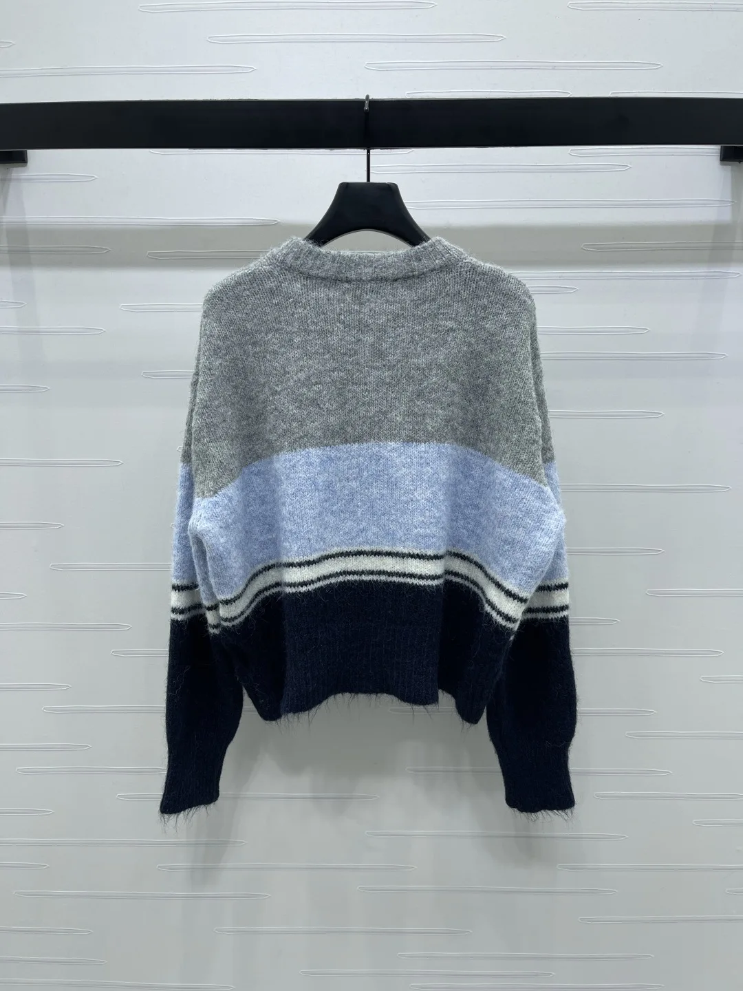 2025 Early Autumn Latest Series Women's Round Neck Striped Contrast Mohair Button Contrast Knitted Cardigan Jacket
2025 Early Autumn Latest Series Women's Round Neck Striped Contrast Mohair Button Contrast Knitted Cardigan Jacket
