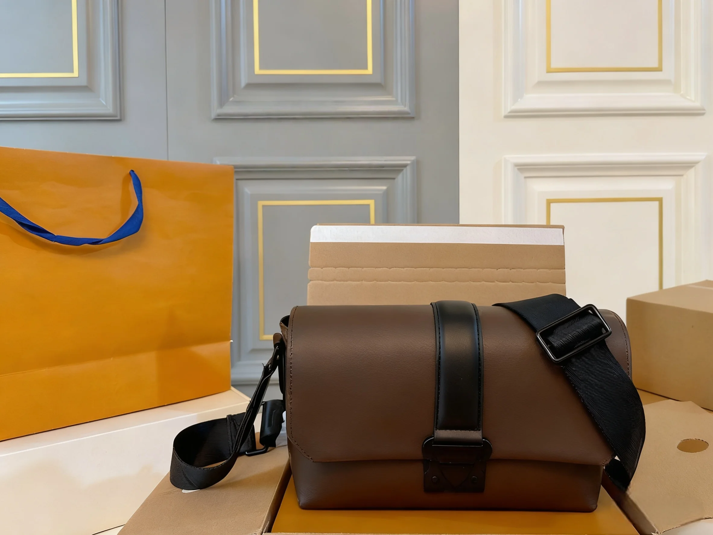 2025 New SIZE: 26x17 CM Fashionable Versatile bags leather cherry Portable can be carried on the shoulder no boxes
2025 New SIZE: 26x17 CM Fashionable Versatile bags leather cherry Portable can be carried on the shoulder no boxes