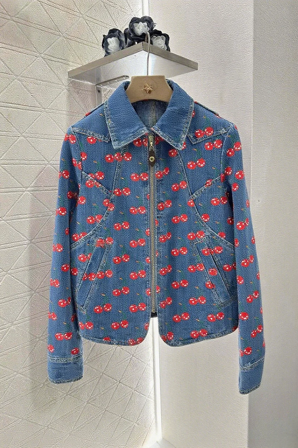 2025 New Fashionable Versatile Slimming Figure-hugging New cherry print long-sleeved jacket with zipper blue denim cotton
2025 New Fashionable Versatile Slimming Figure-hugging New cherry print long-sleeved jacket with zipper blue denim cotton