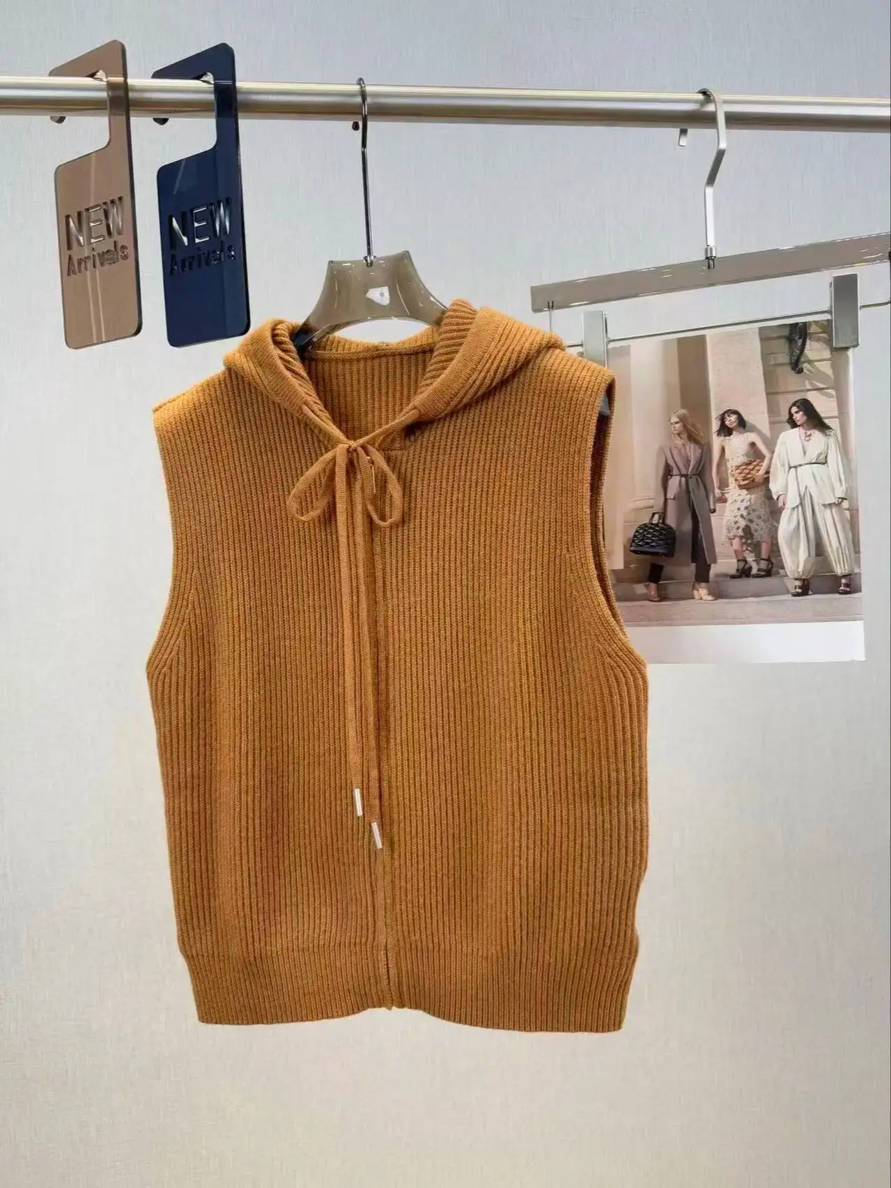 Повседневная вязаная шерстяная куртка без рукавов с капюшоном
Повседневная вязаная шерстяная куртка без рукавов с капюшоном