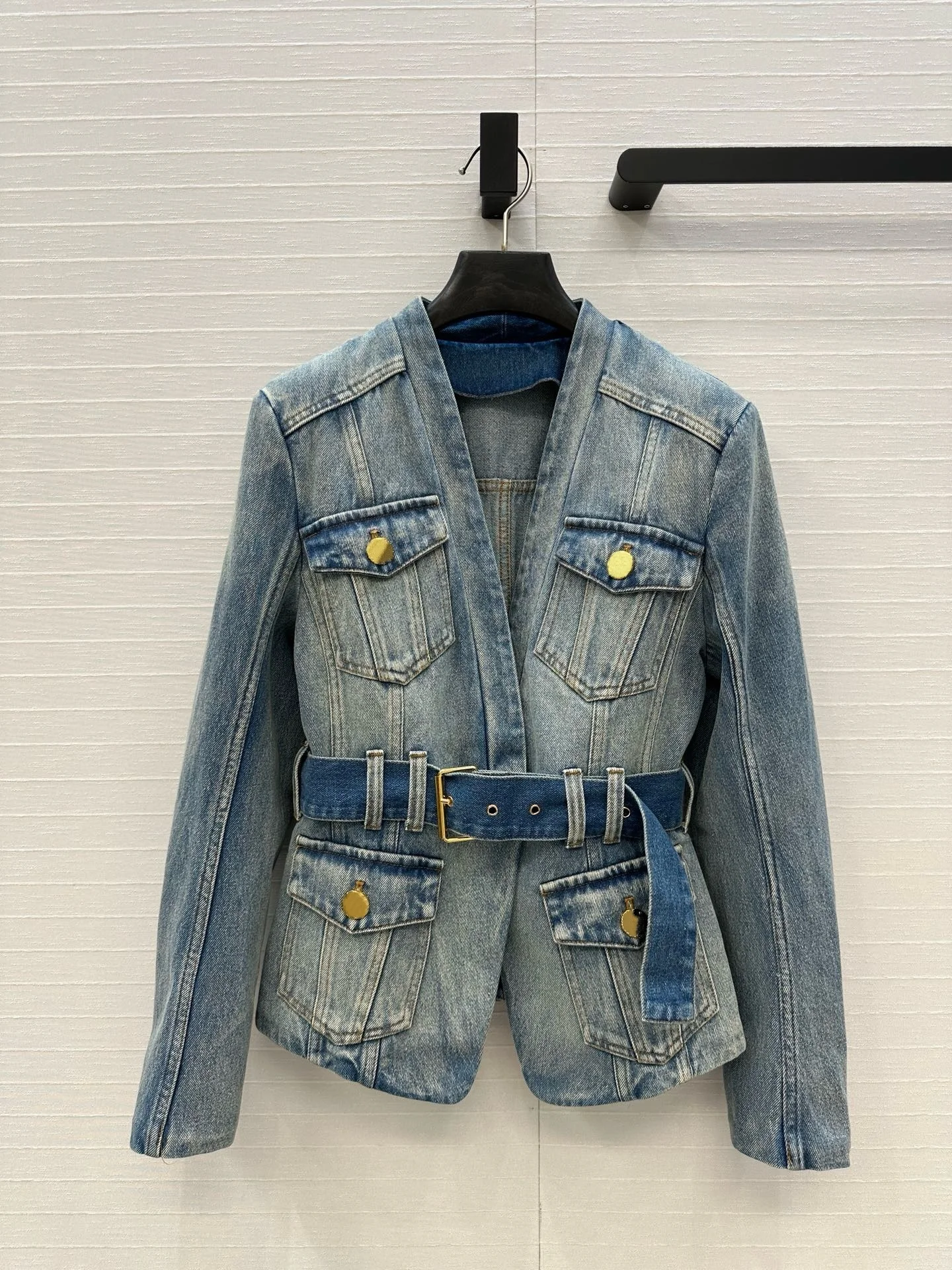 Women's 2025 Vintage Wash Blue Denim Jacket V Neck Open Front Belted Waist Cinching Slimming Versatile Chic Premium Quality
Women's 2025 Vintage Wash Blue Denim Jacket V Neck Open Front Belted Waist Cinching Slimming Versatile Chic Premium Quality