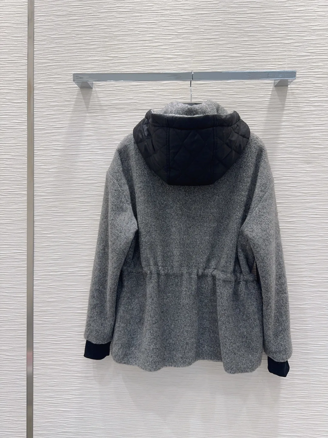 Women's new hooded jacket with classic logo on the chest and drawstring waist design hooded jacket
Women's new hooded jacket with classic logo on the chest and drawstring waist design hooded jacket