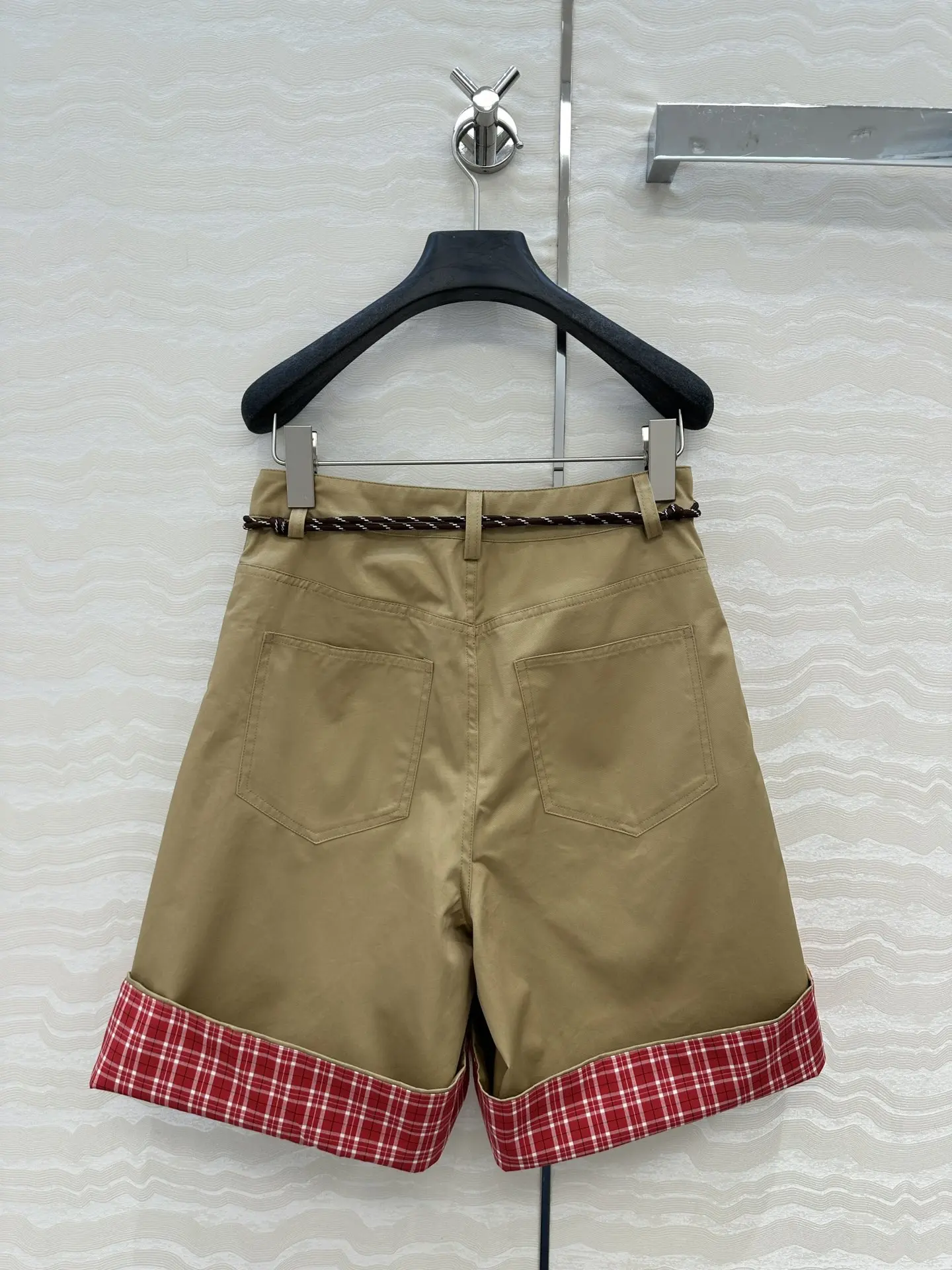 2025 Casual Loose Age-Reducing Fashion New Women's Clothing Splicing Plaid Rolled Leg Design Shorts
2025 Casual Loose Age-Reducing Fashion New Women's Clothing Splicing Plaid Rolled Leg Design Shorts